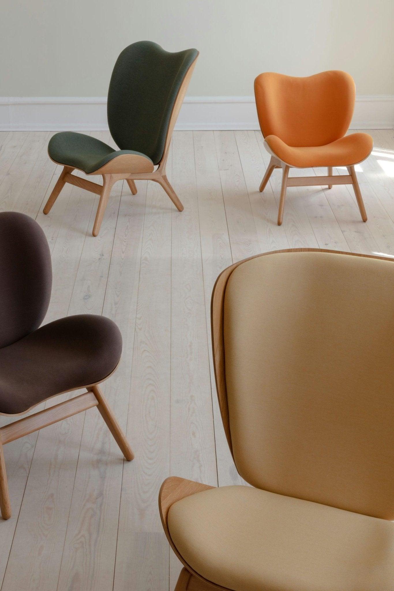 Fotel CONVERSATION PIECE TALL kawowy z ciemno dębową podstawą UMAGE Eye on Design