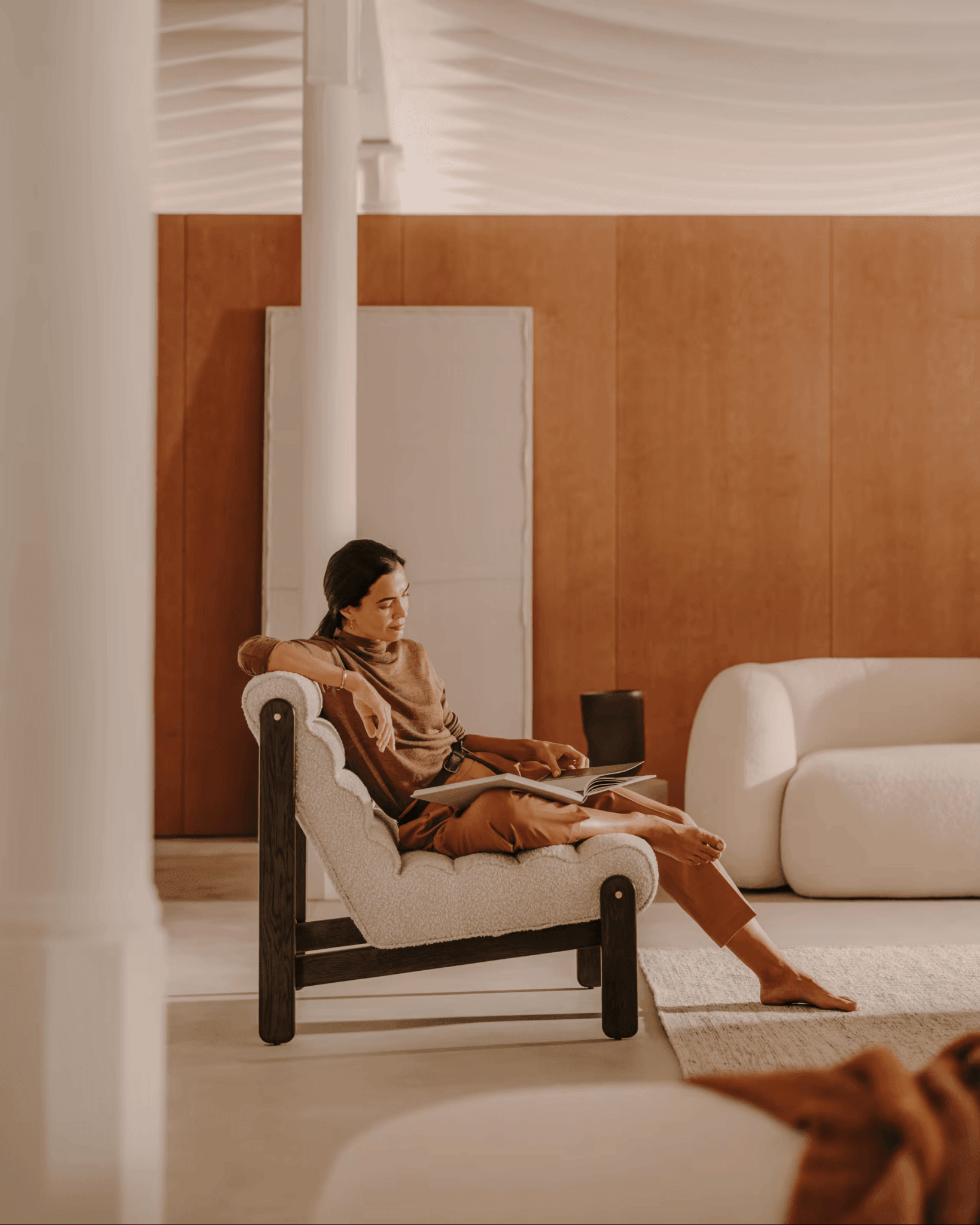 Fotel MAGIRA biały boucle La Forma Eye on Design