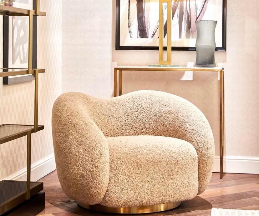 Fotel obrotowy futrzany DIEGO piaskowy Eichholtz Eye on Design