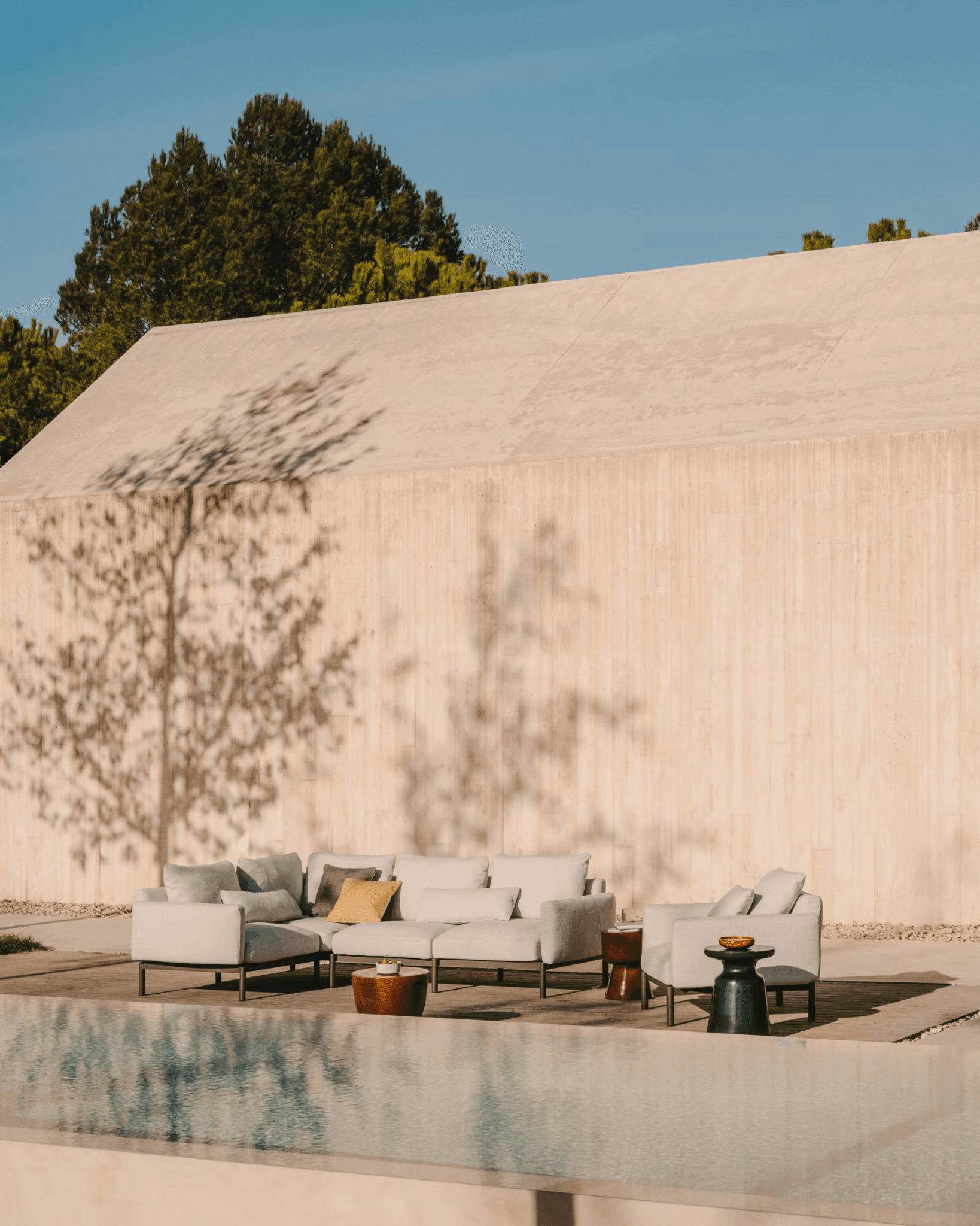 Fotel ogrodowy SORELLS jasnobeżowy La Forma Eye on Design