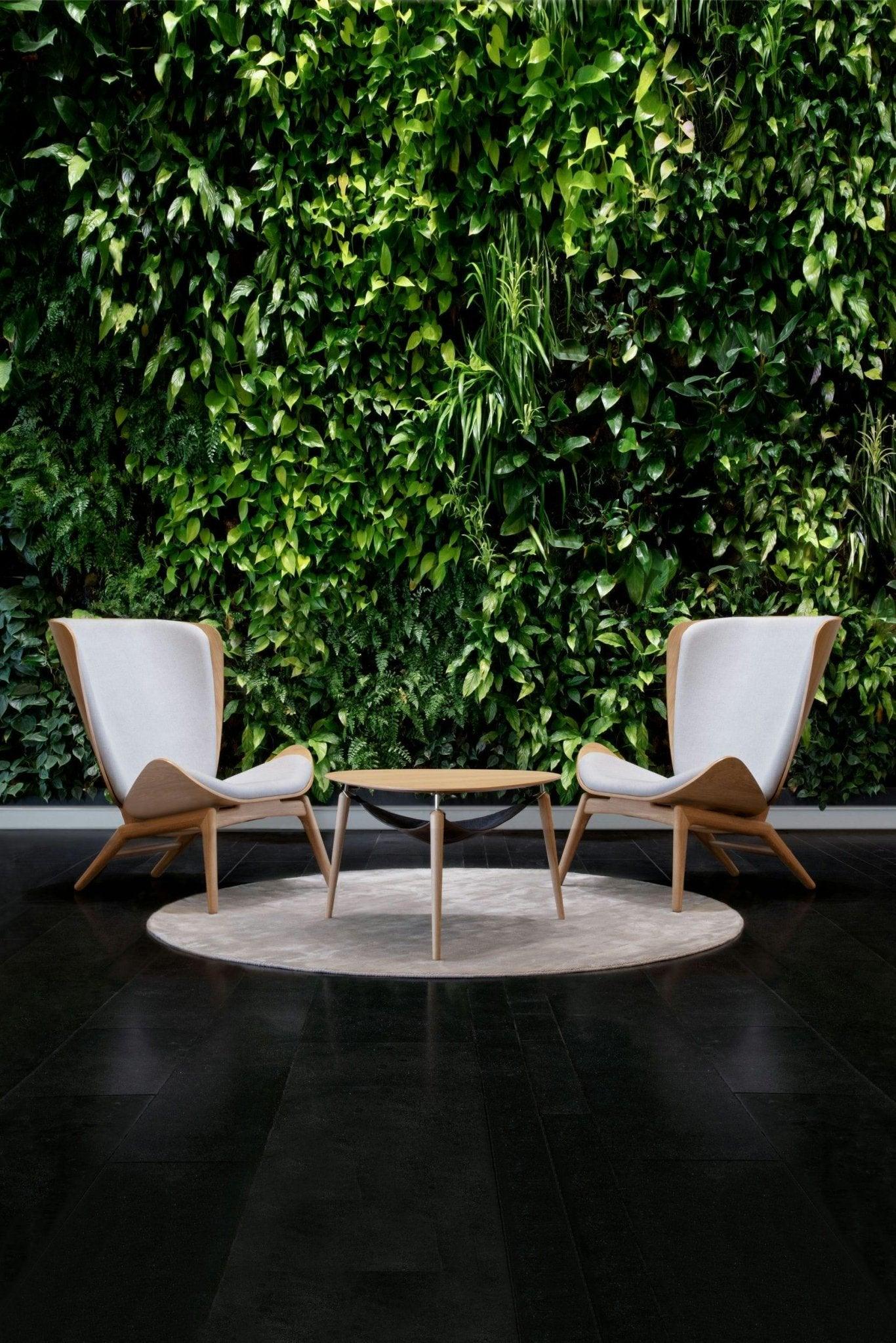 Fotel READER baby blue z czarną podstawą UMAGE Eye on Design