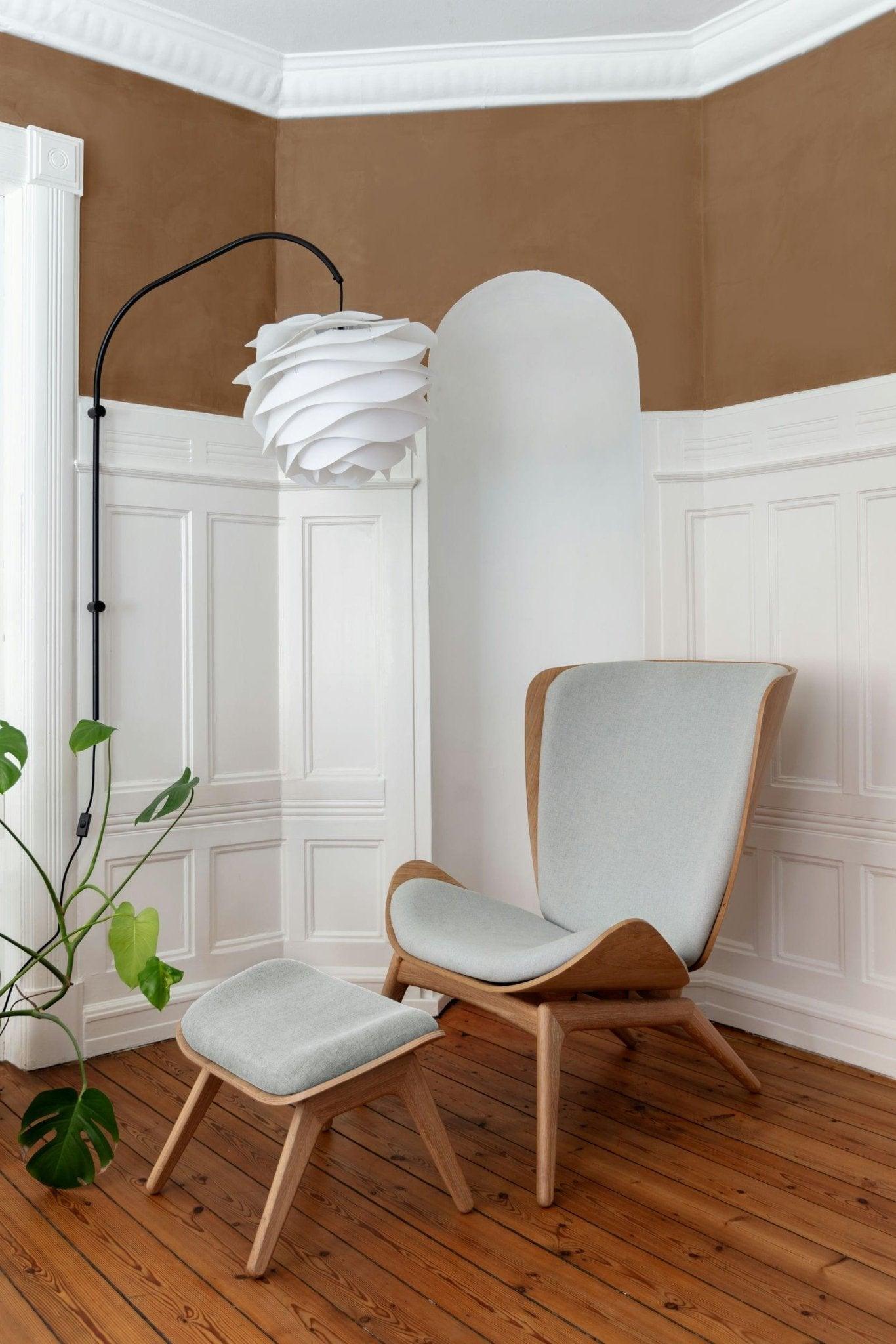 Fotel READER baby blue z dębową podstawą UMAGE Eye on Design