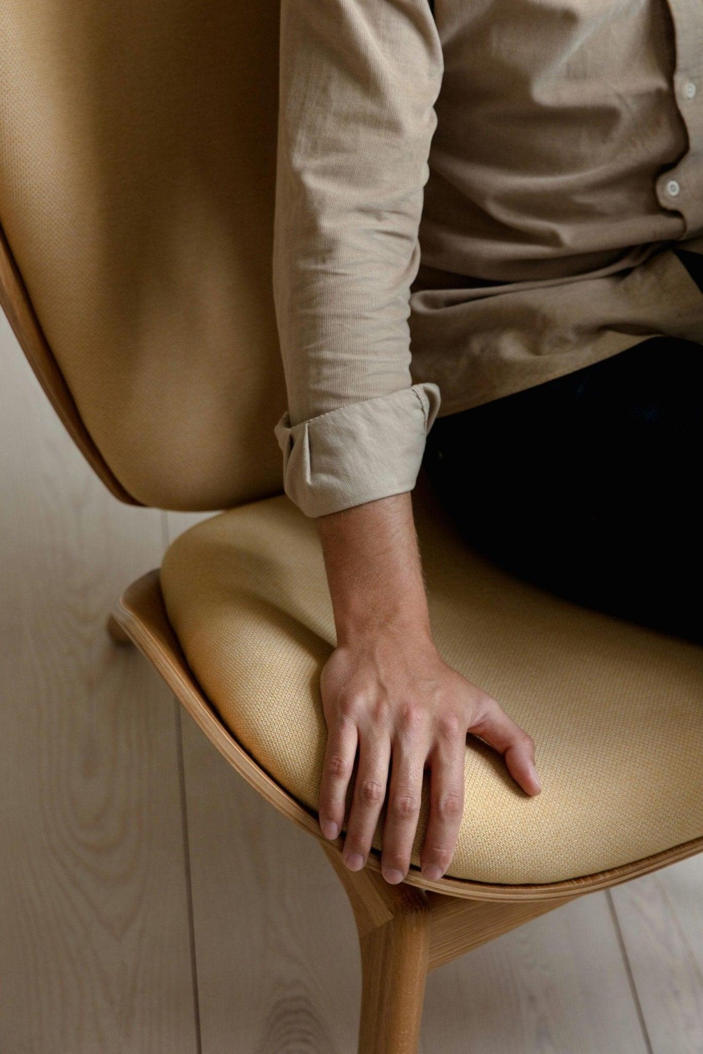 Fotel READER żółty z ciemno dębową podstawą UMAGE Eye on Design