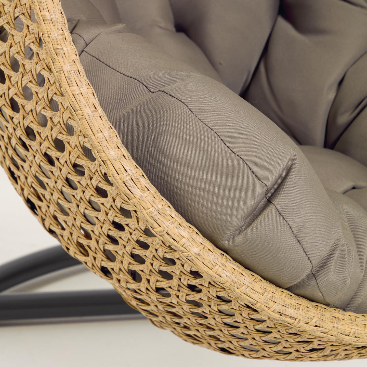 Fotel wiszący CIRA rattanowy z ciemnoszarą podstawą La Forma Eye on Design