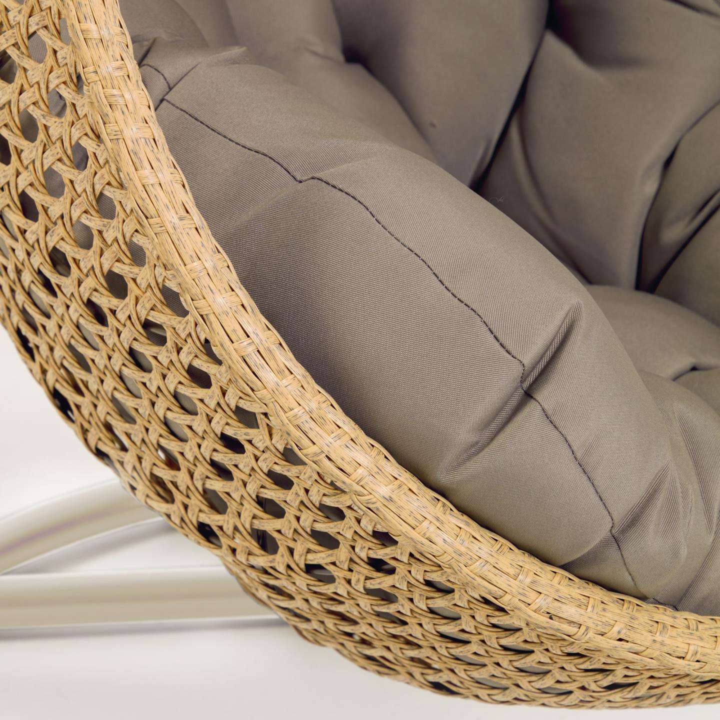 Fotel wiszący CIRA rattanowy z jasnobeżową podstawą La Forma Eye on Design