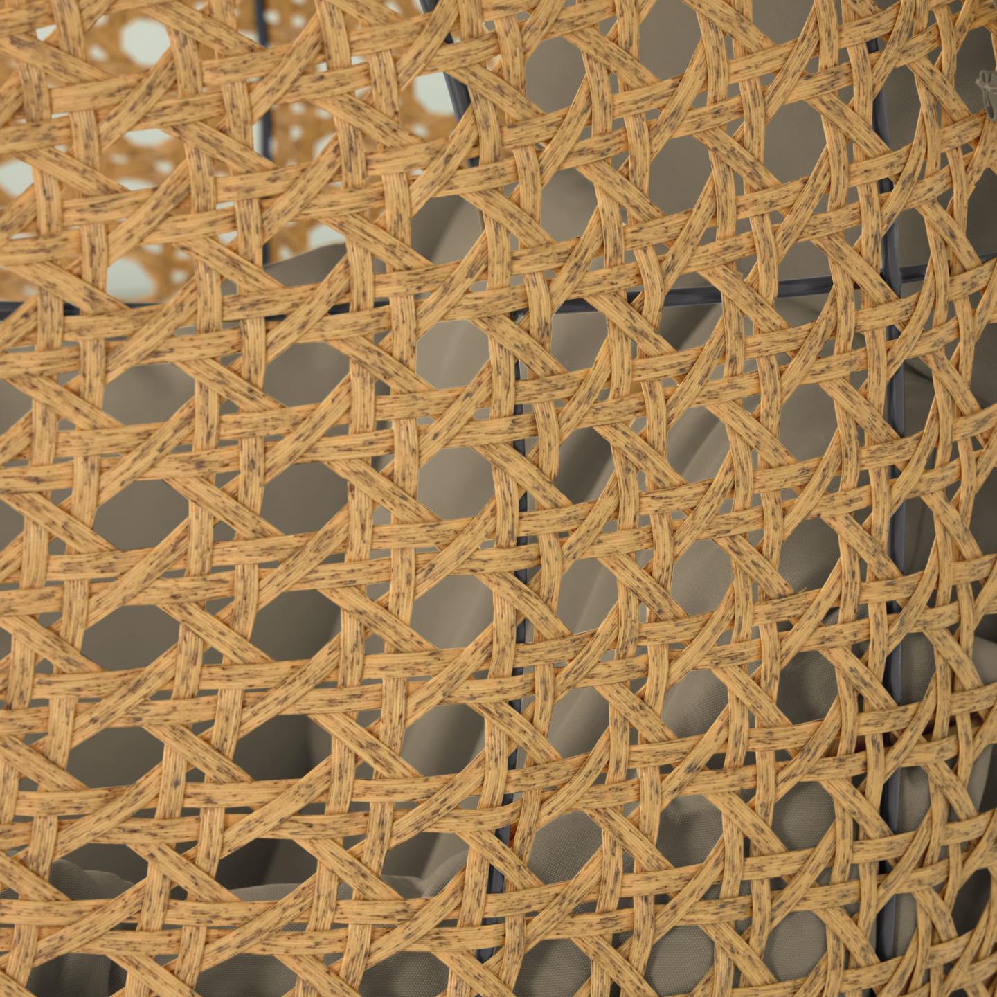 Fotel wiszący CIRA rattanowy z jasnobeżową podstawą La Forma Eye on Design