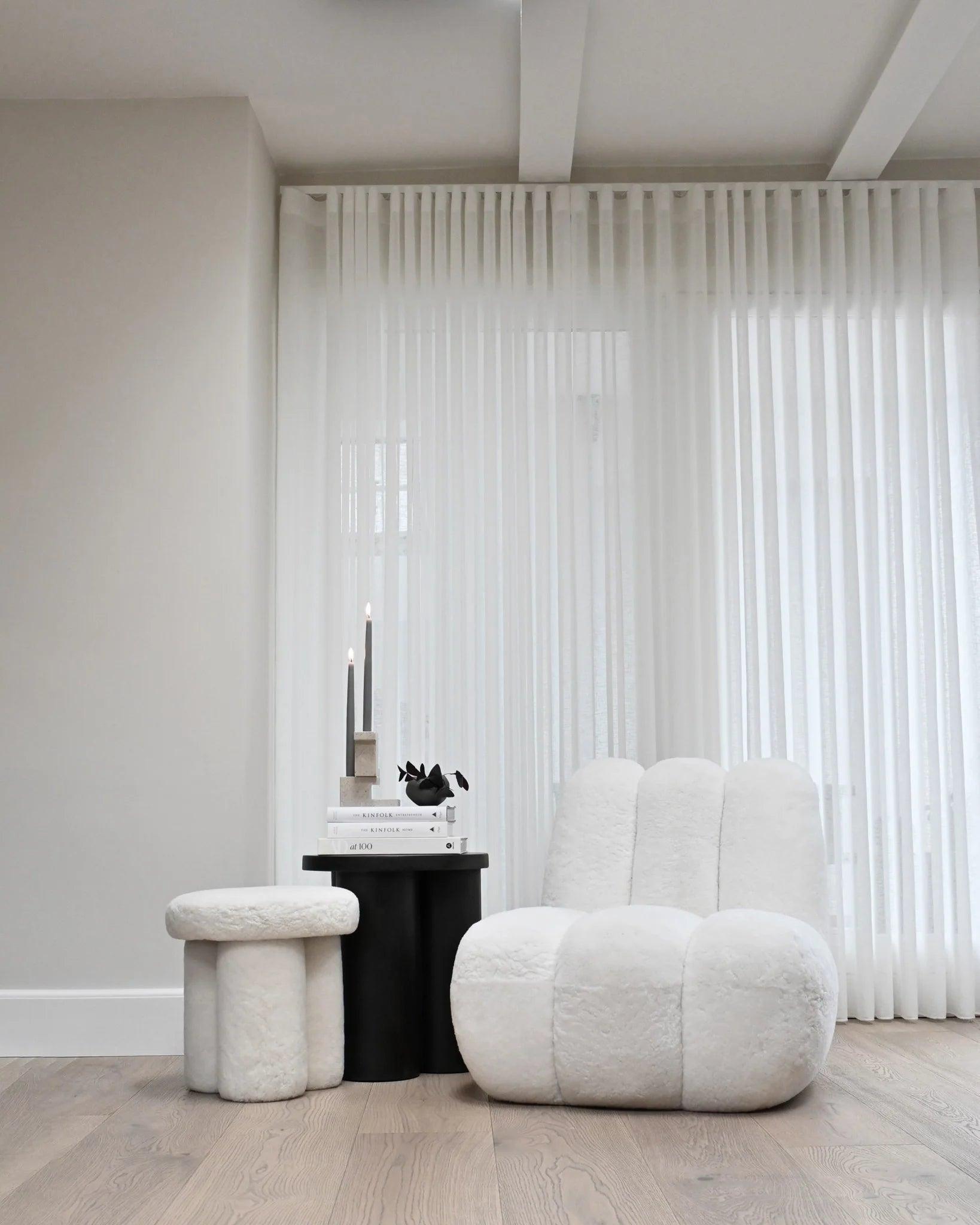 Fotel z owczej skóry TOE biały 101 Copenhagen Eye on Design