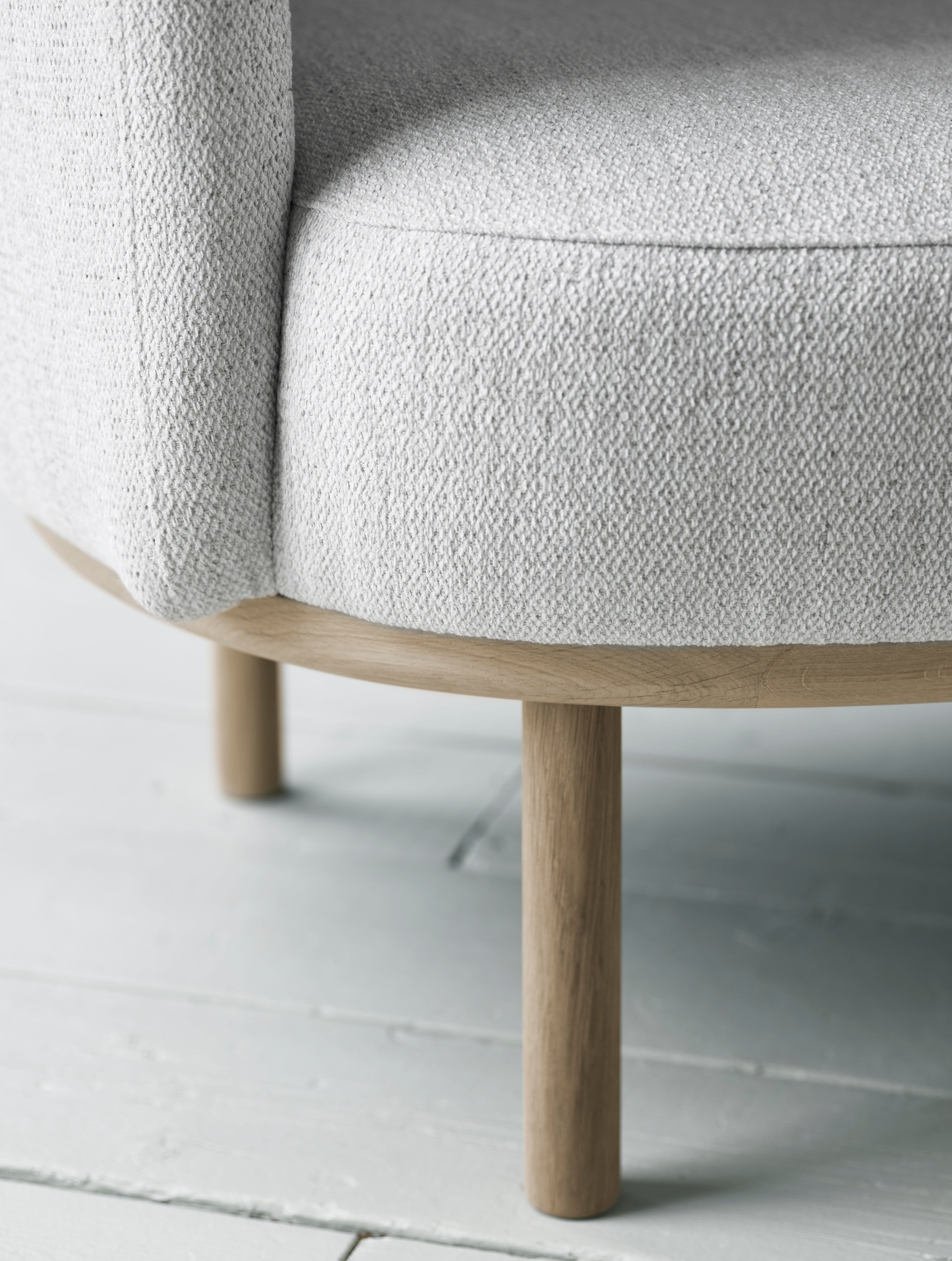 Křeslo se stolkem FUUGA NESTING, základna z černého dubového dřeva