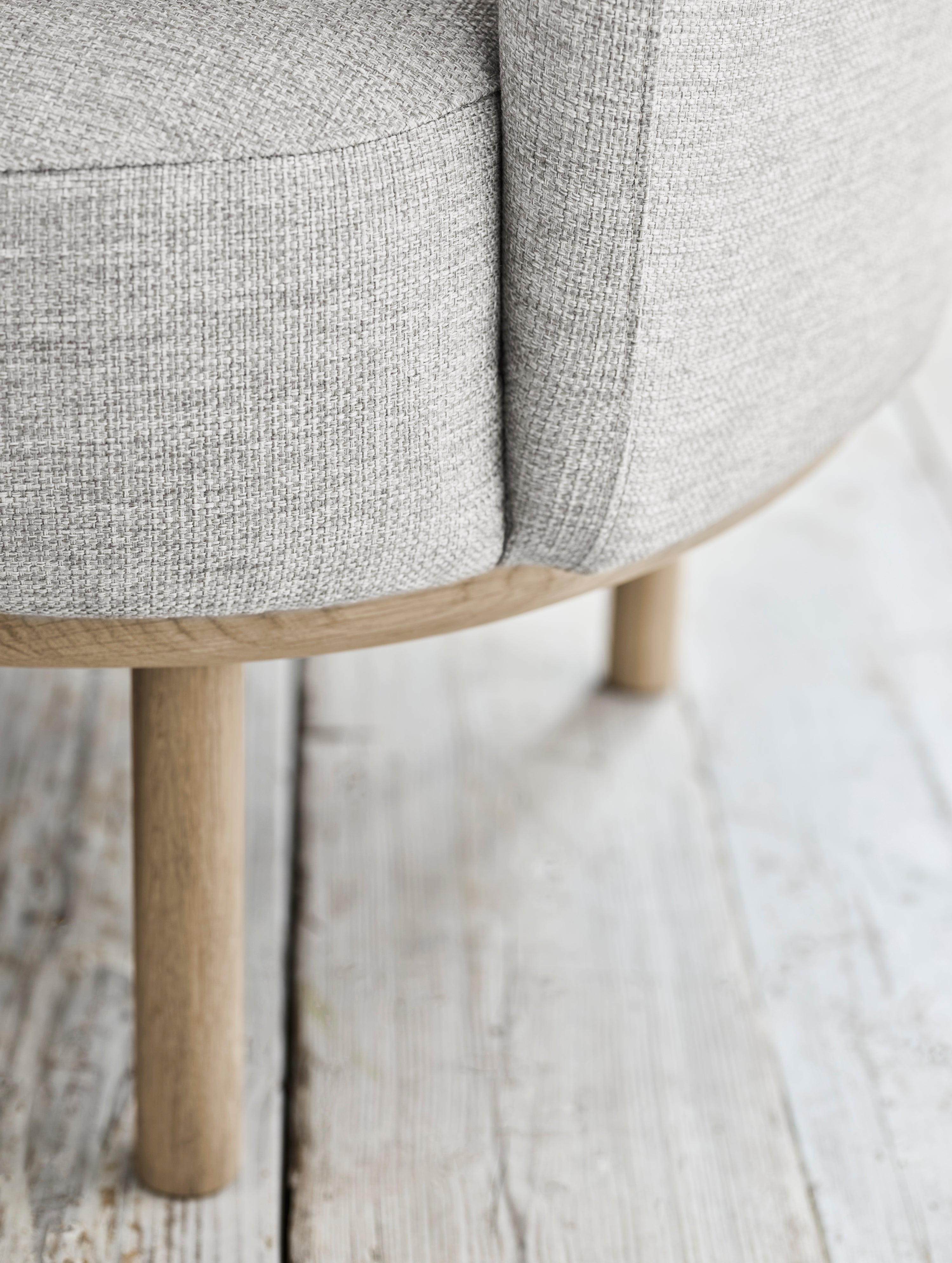 Křeslo se stolkem FUUGA NESTING, základna z černého dubového dřeva