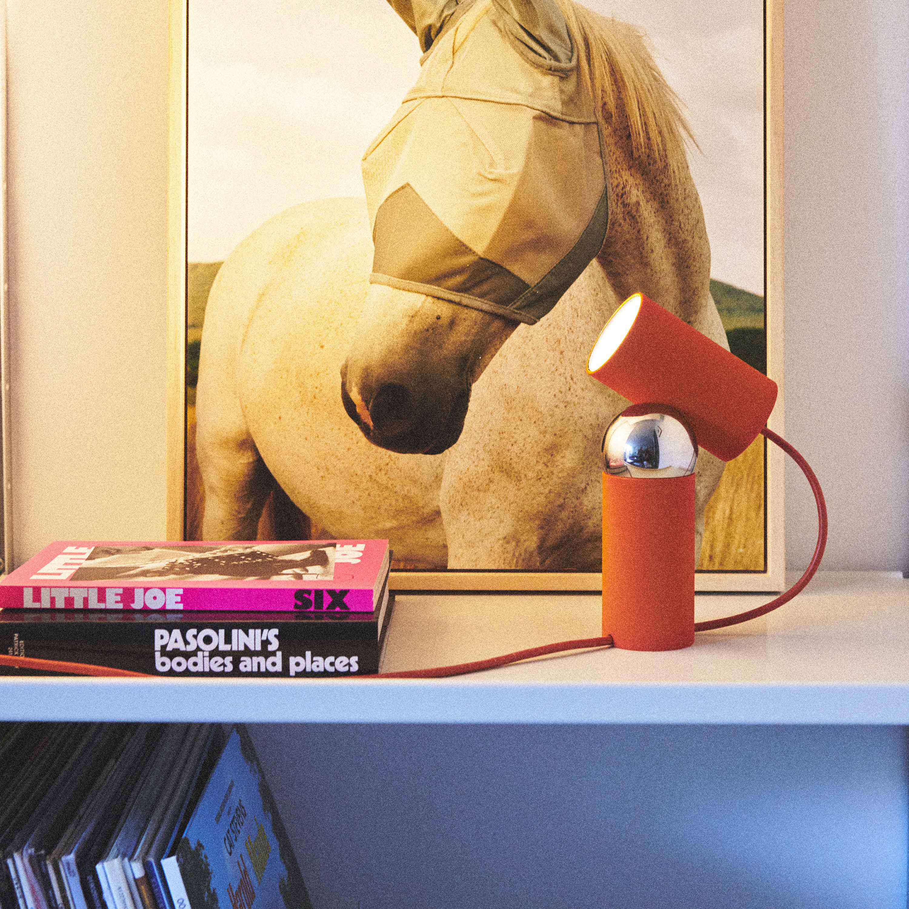 Stolní lampa BILBOQUET červená pomerančová