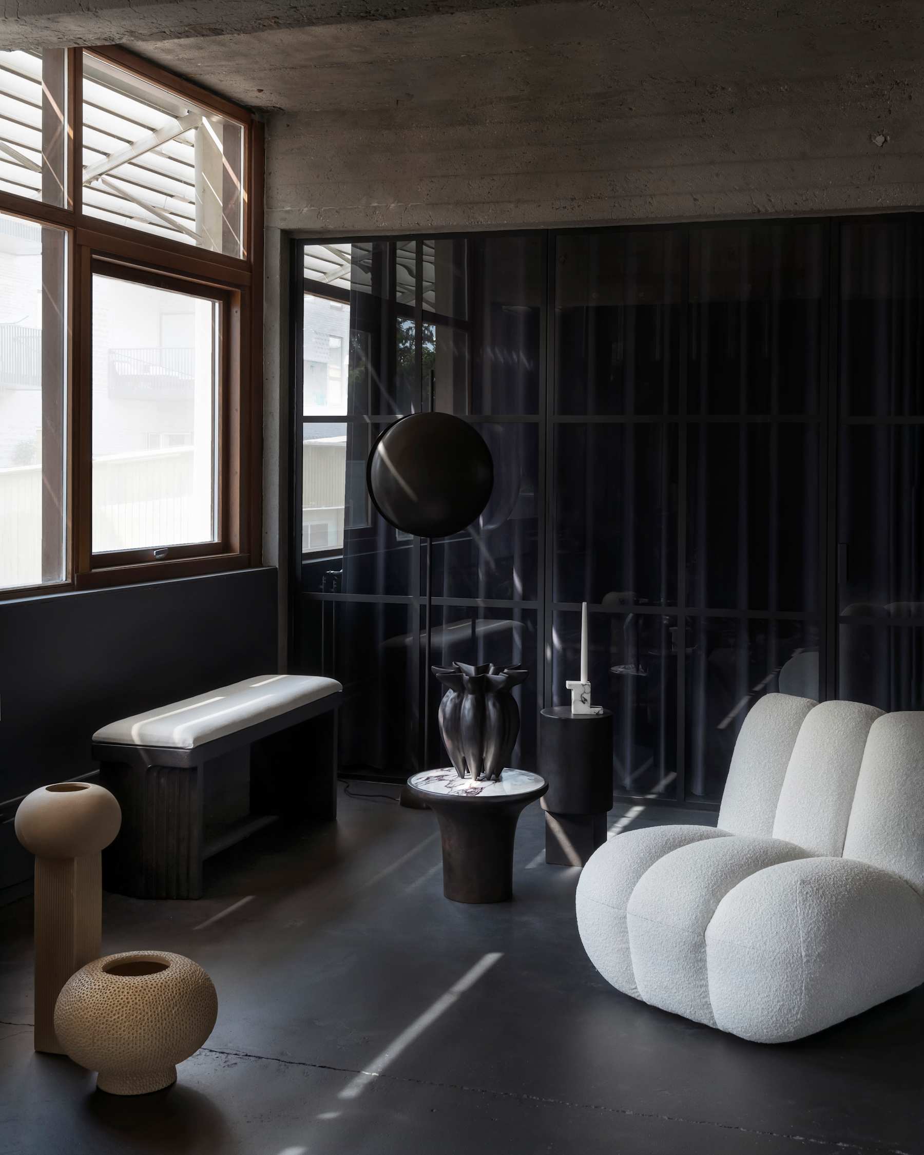 Konferenční stolek TRUMPET beton s mramorem