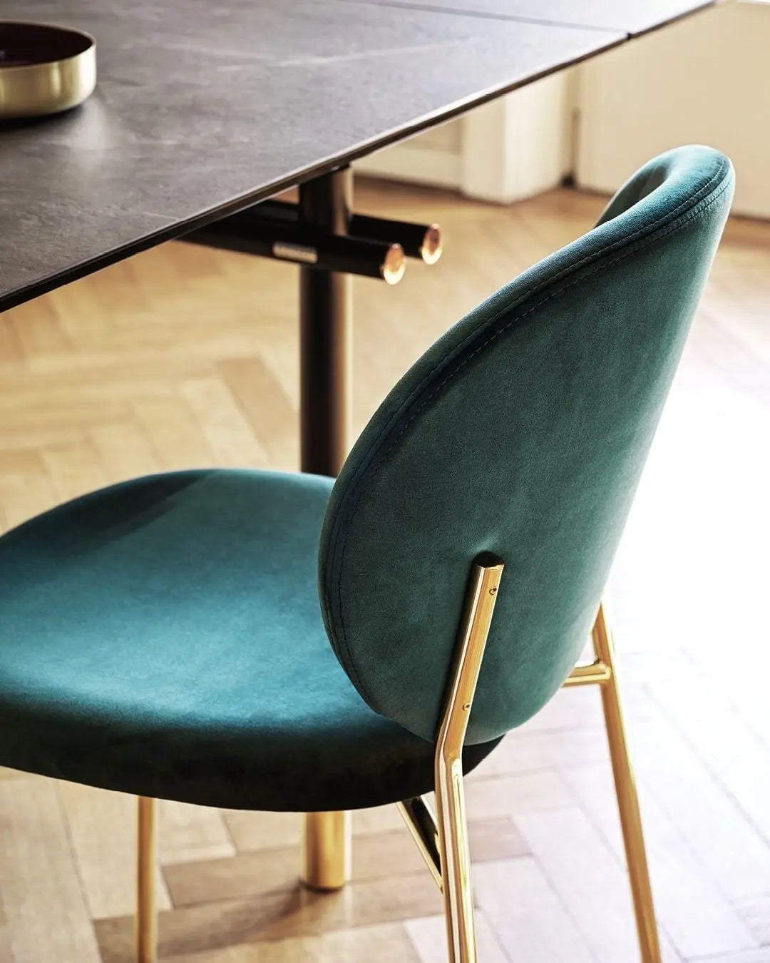 Hoker aksamitny INÈS piaskowy do kuchni – Calligaris