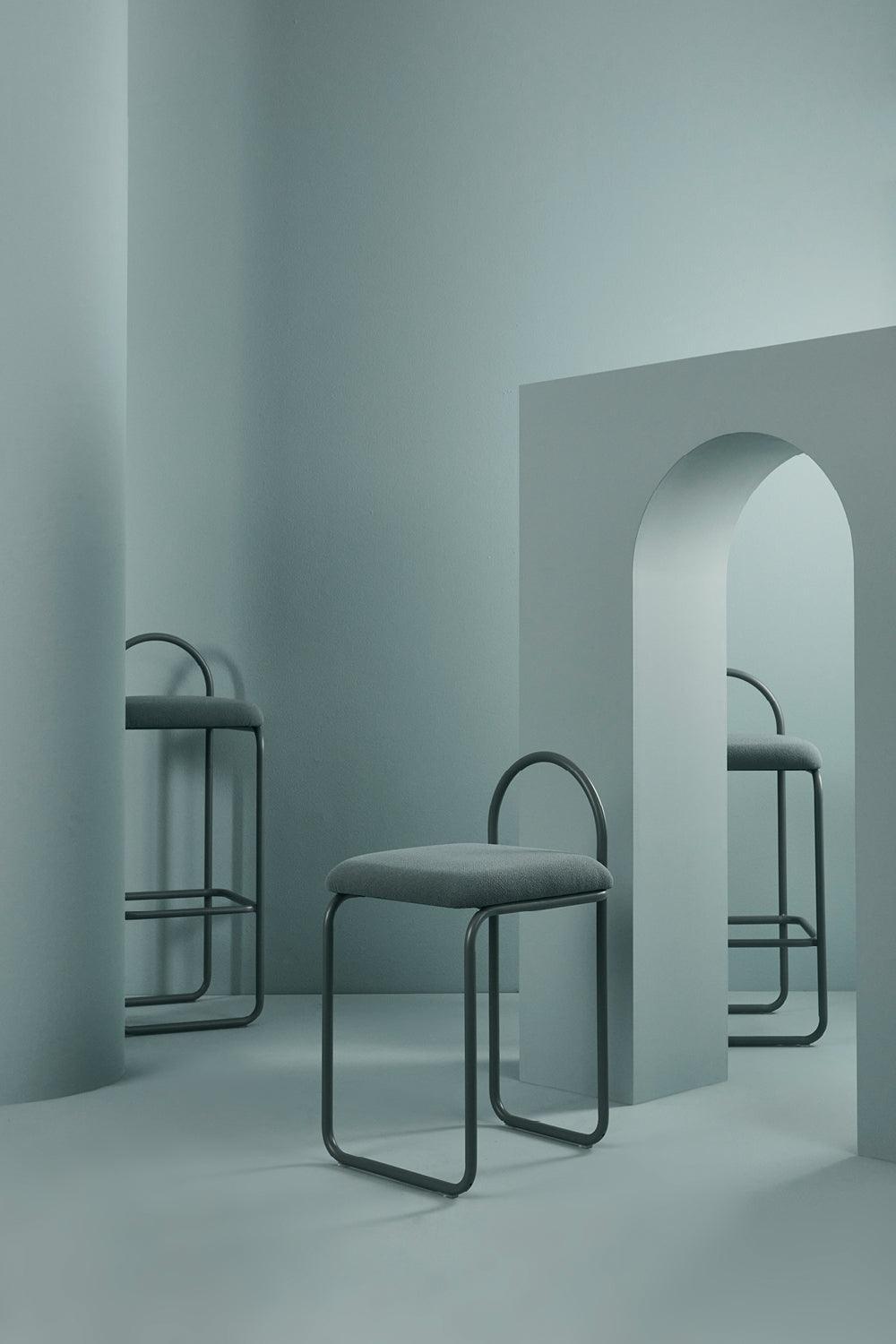 Hoker z tkaniną boucle ANGUI niebieski AYTM Eye on Design