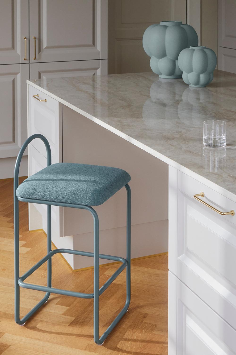 Hoker z tkaniną boucle ANGUI niebieski AYTM Eye on Design