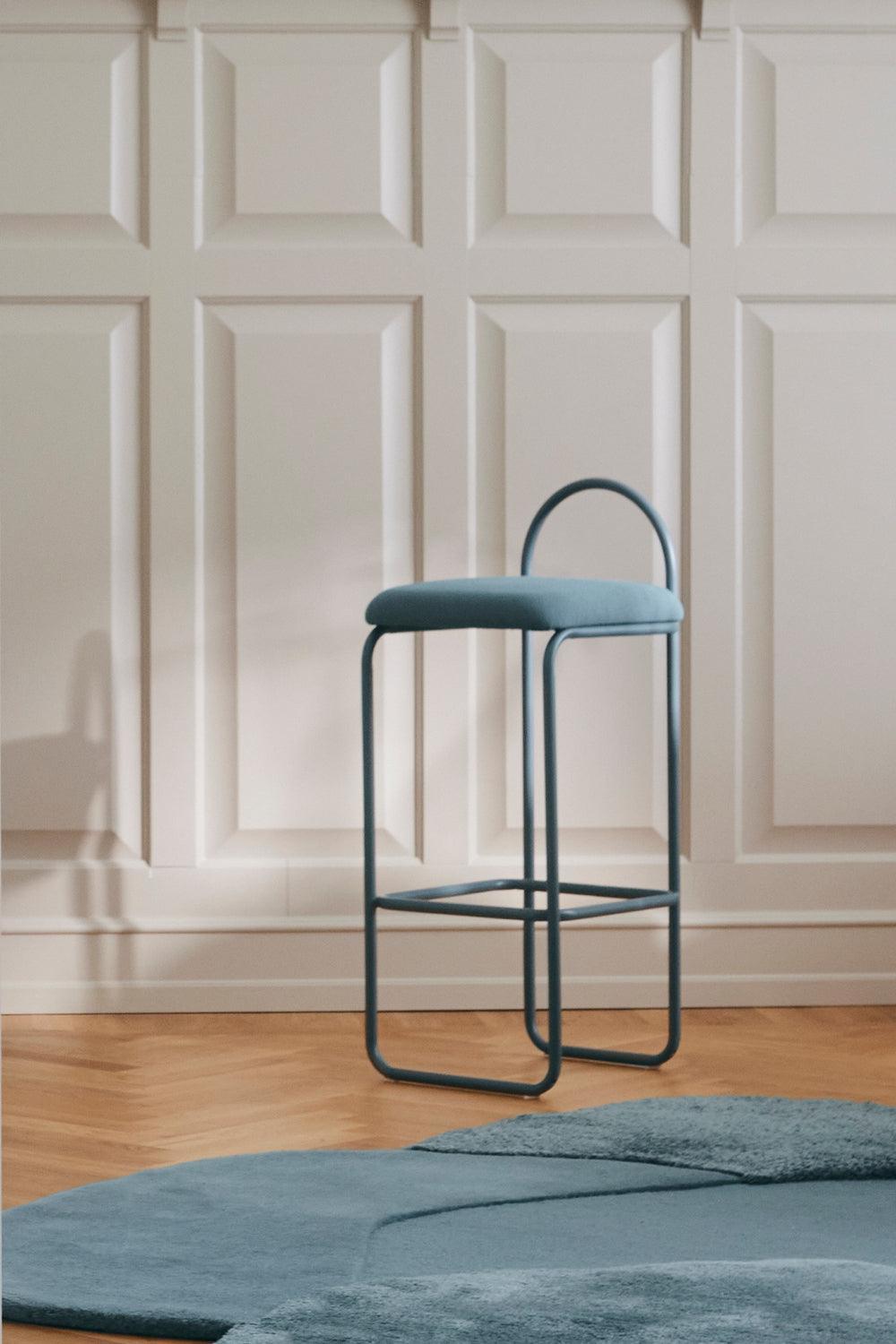 Hoker z tkaniną boucle ANGUI niebieski AYTM Eye on Design