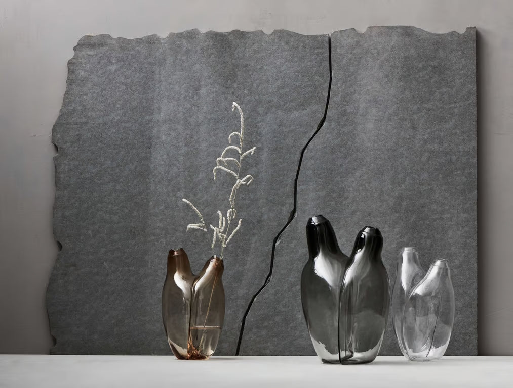 Hug glass vase