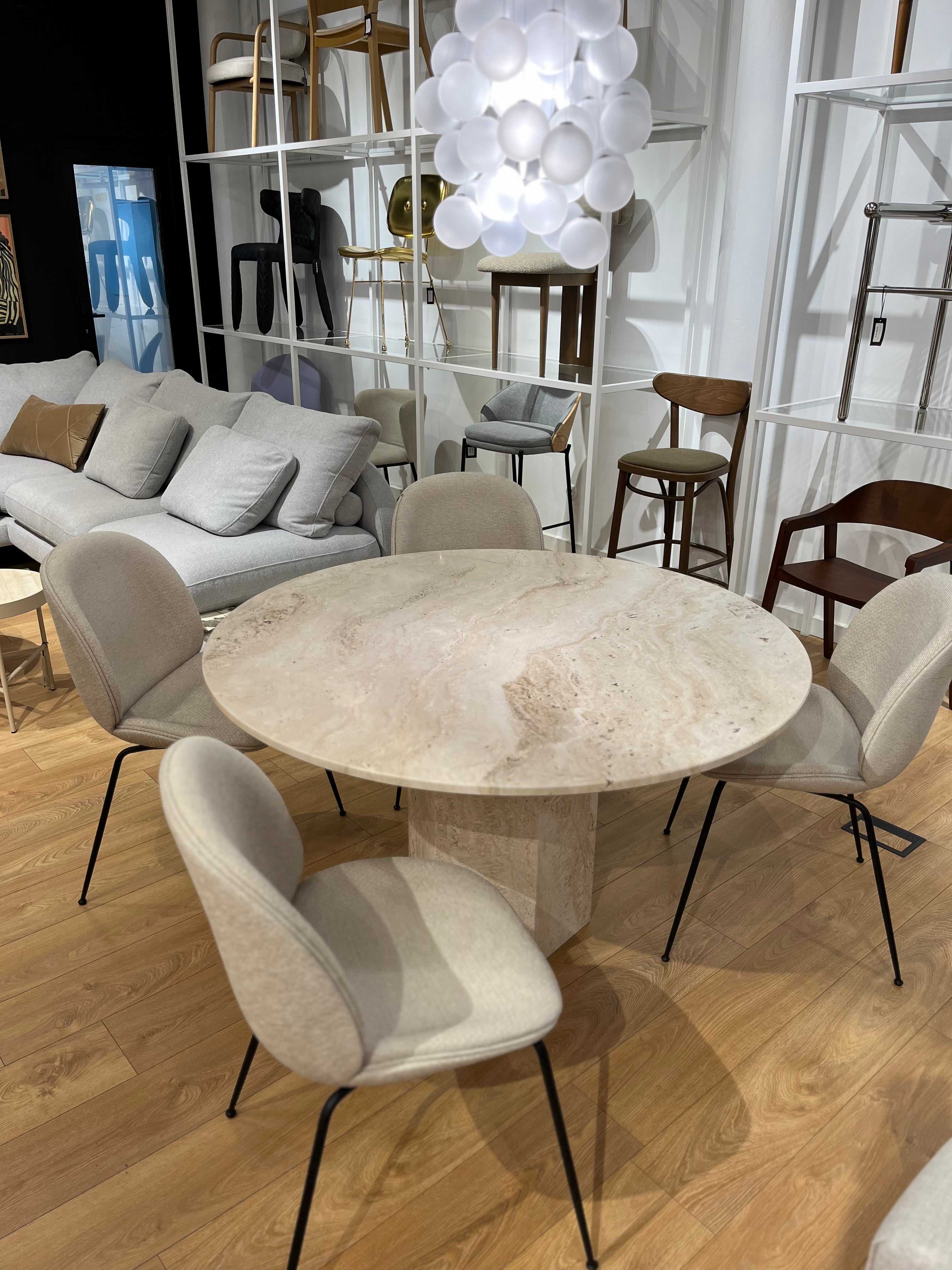 BEETLE Chair beige with black metal base