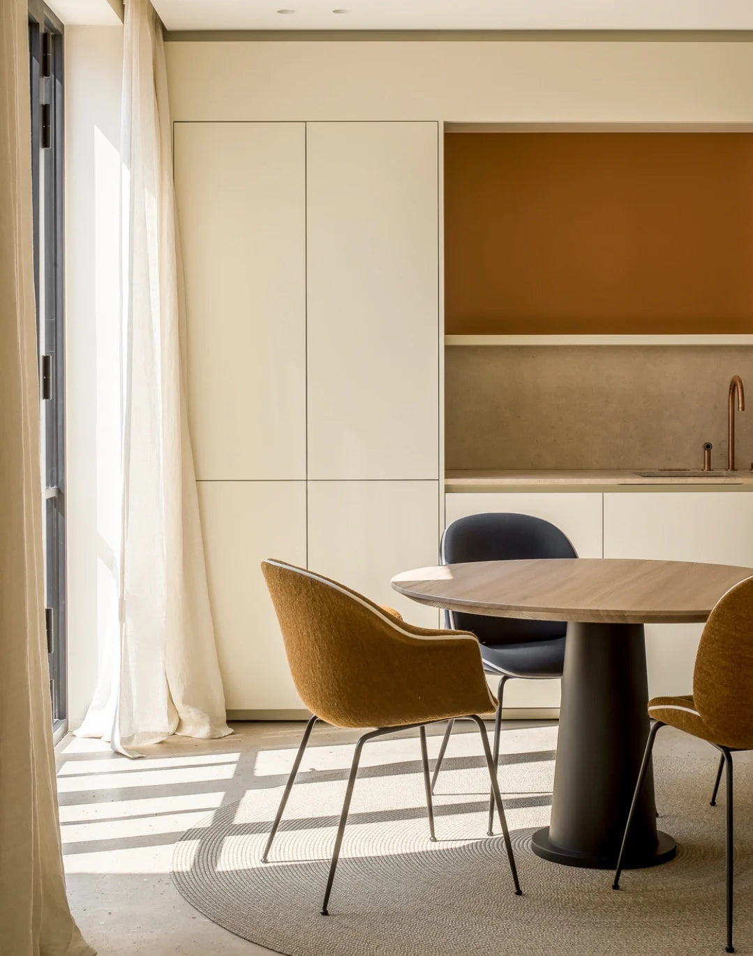 Židle BAT tmavě šedá s kovovým podstavcem