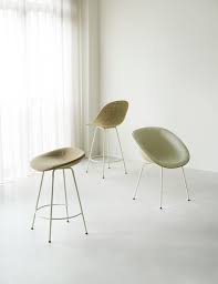 Čalouněné barové křeslo MAT s bukovou základnou