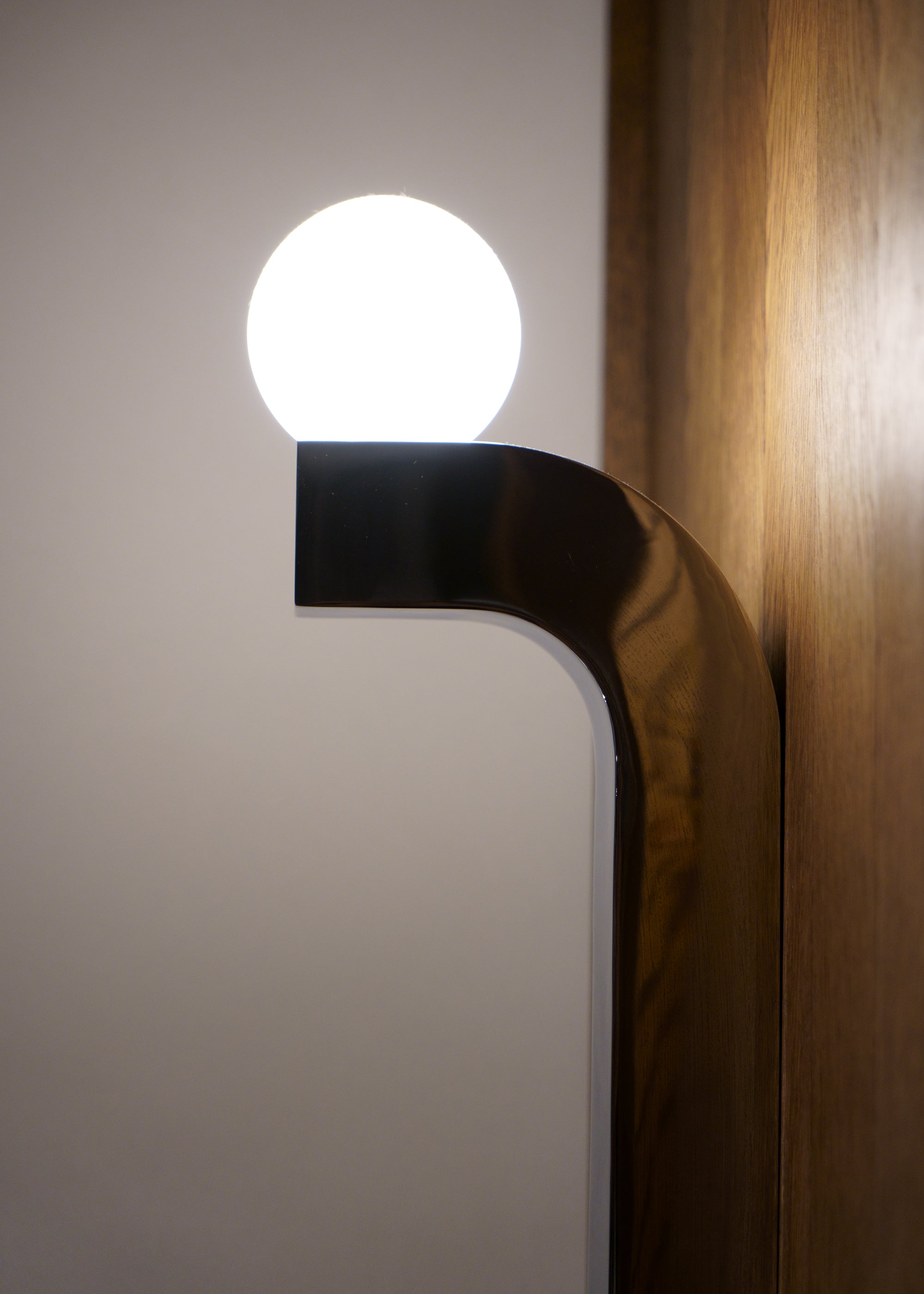 PALLIA chrome wall lamp