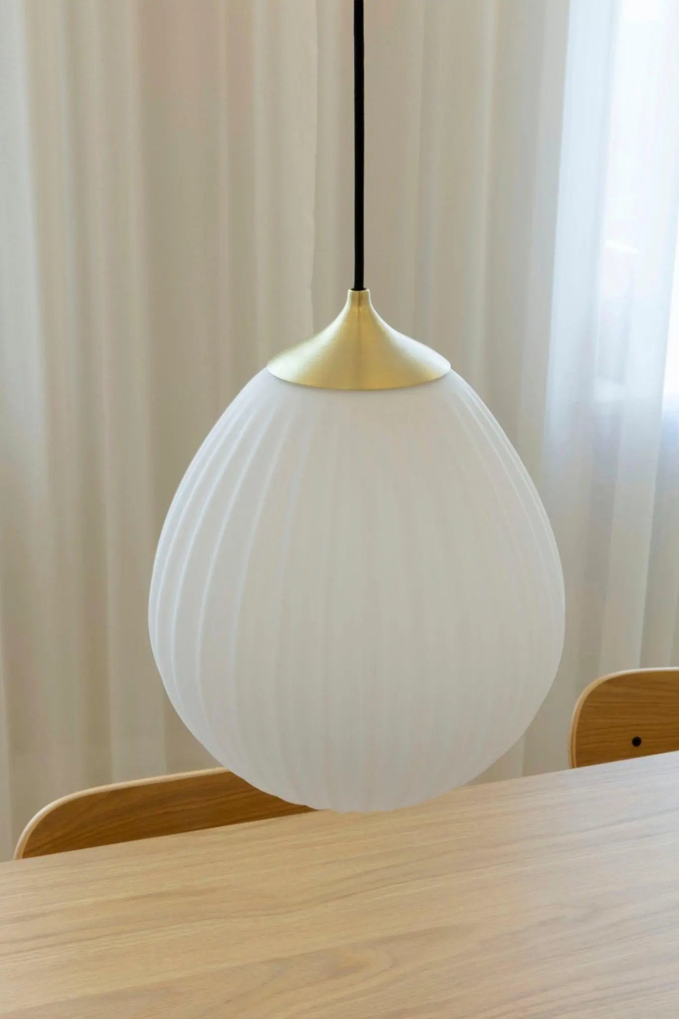 Klosz AROUND THE WORLD mleczny ze złotym – mosiądz