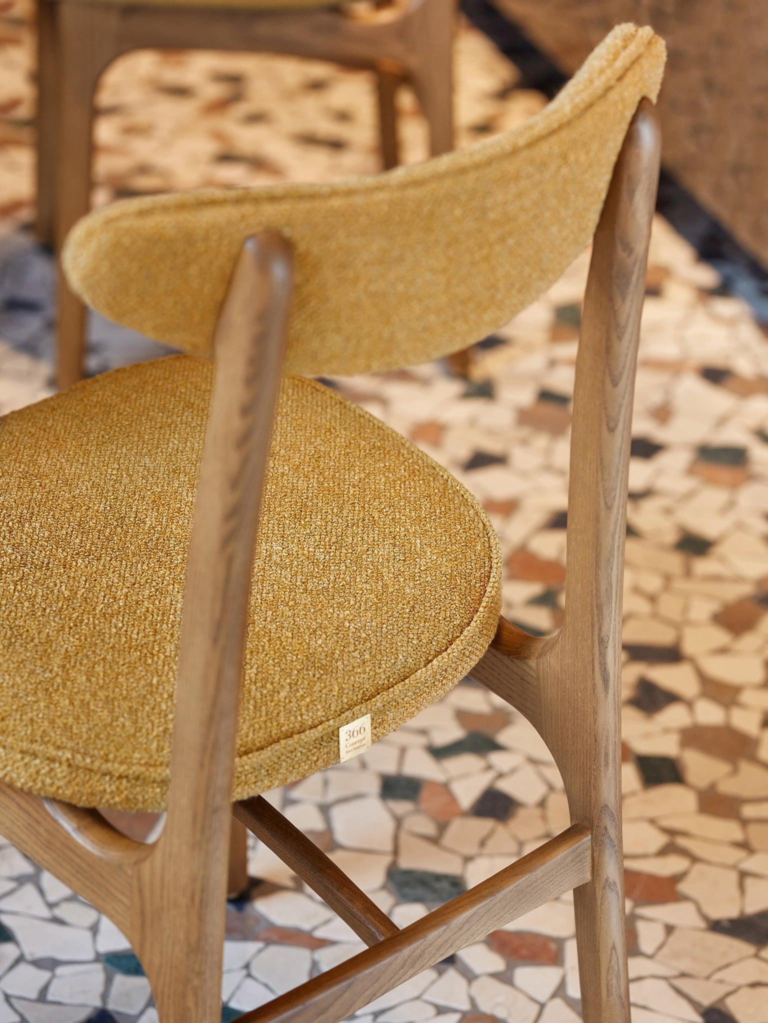 Krzesło 200-190 żółty w tkaninie Boucle Mustard 366 concept Eye on Design