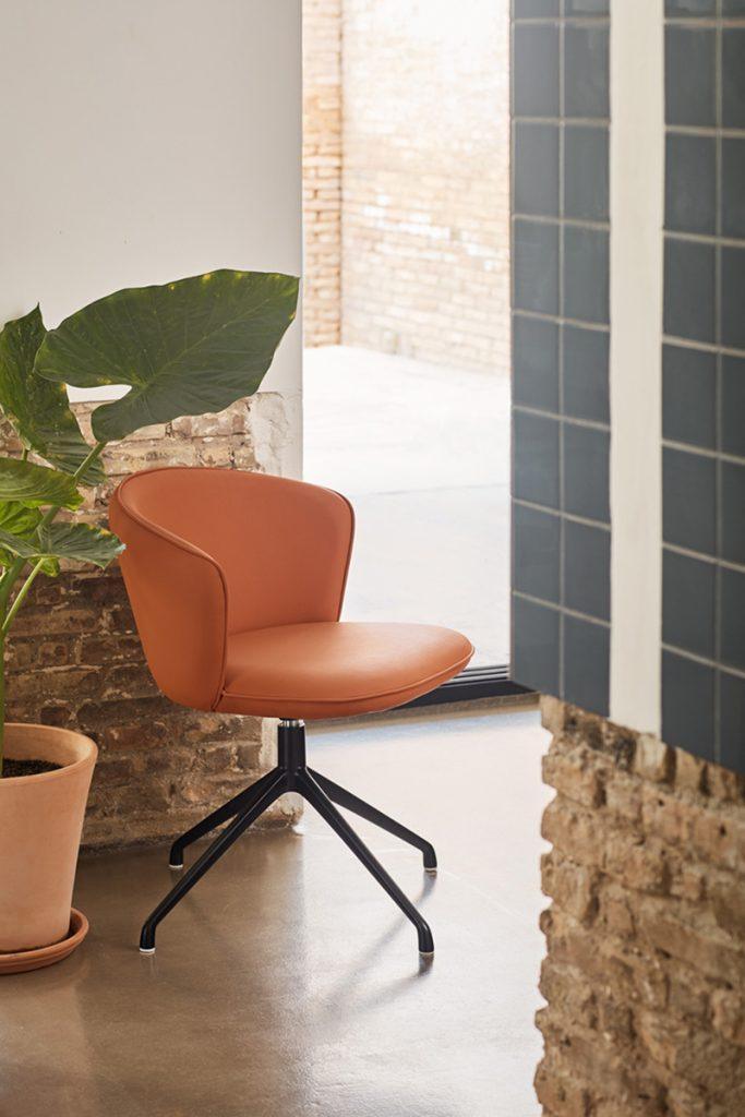 Krzesło ADD ekoskóra terracotta z czarną podstawą Teulat Eye on Design