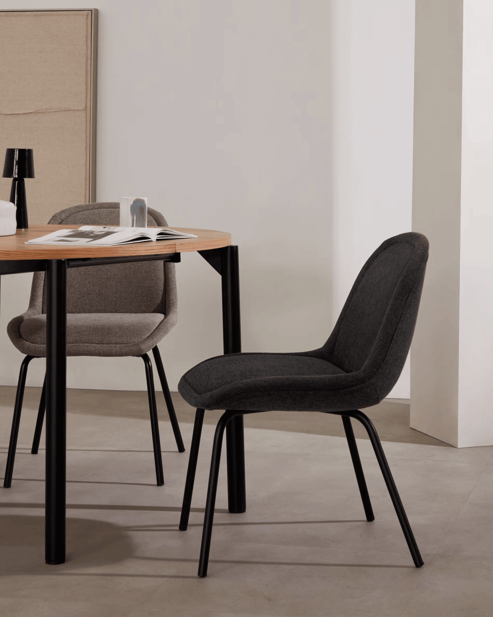 Krzesło AIMIN ciemnoszary szenil z czarną podstawą La Forma Eye on Design