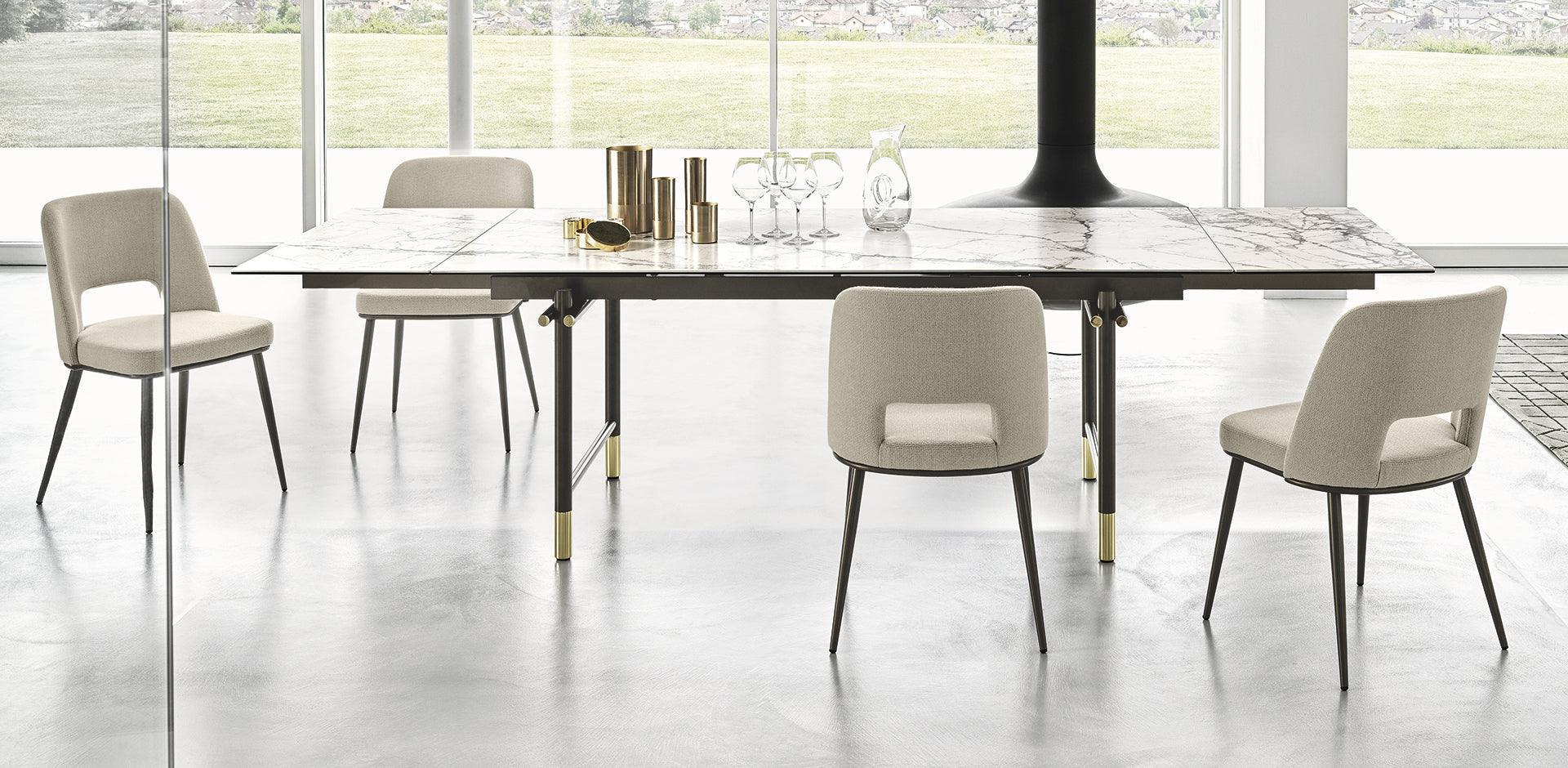 Krzesło aksamitne FOYER piaskowy z drewnianą podstawą Calligaris Eye on Design