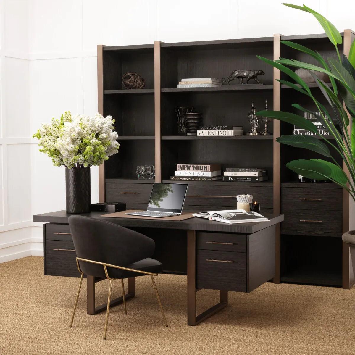 Krzesło aksamitne KINLEY ciemnoszary z mosiężnym wykończeniem Eichholtz Eye on Design