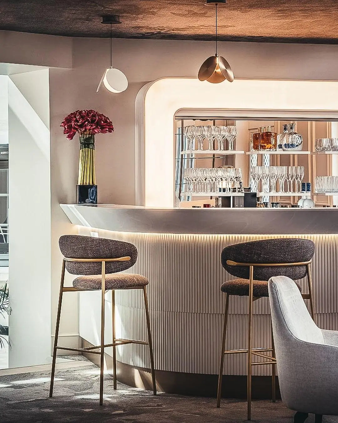 Krzesło barowe OLEANDRO boucle kremowy z metalową podstawą do jadalni – Calligaris