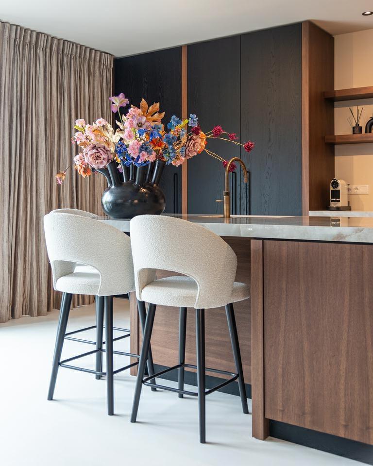 Krzesło barowe SAVOY biały bouclé Richmond Interiors Eye on Design