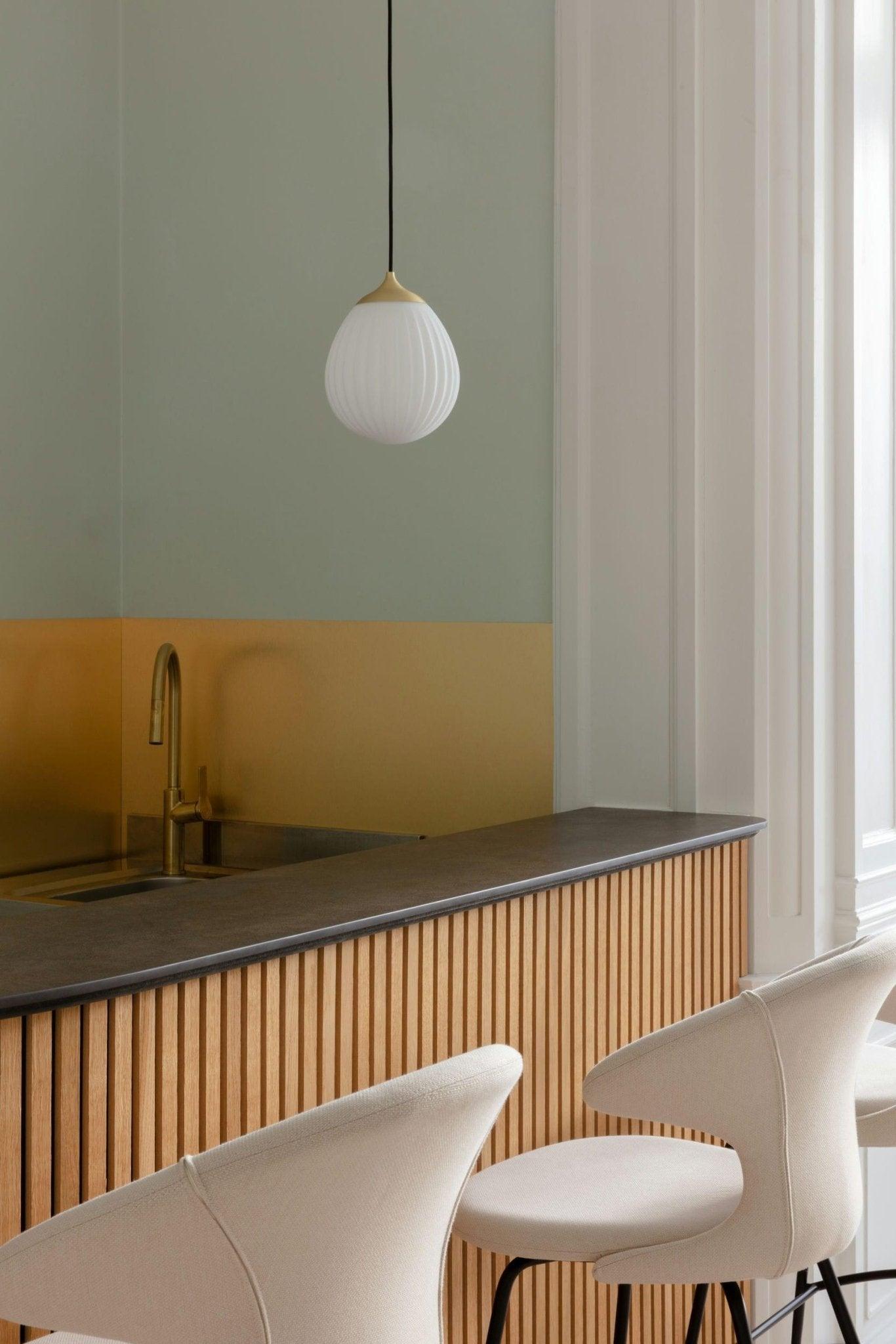 Krzesło barowe TIME FLIES beżowy z czarną podstawą UMAGE Eye on Design