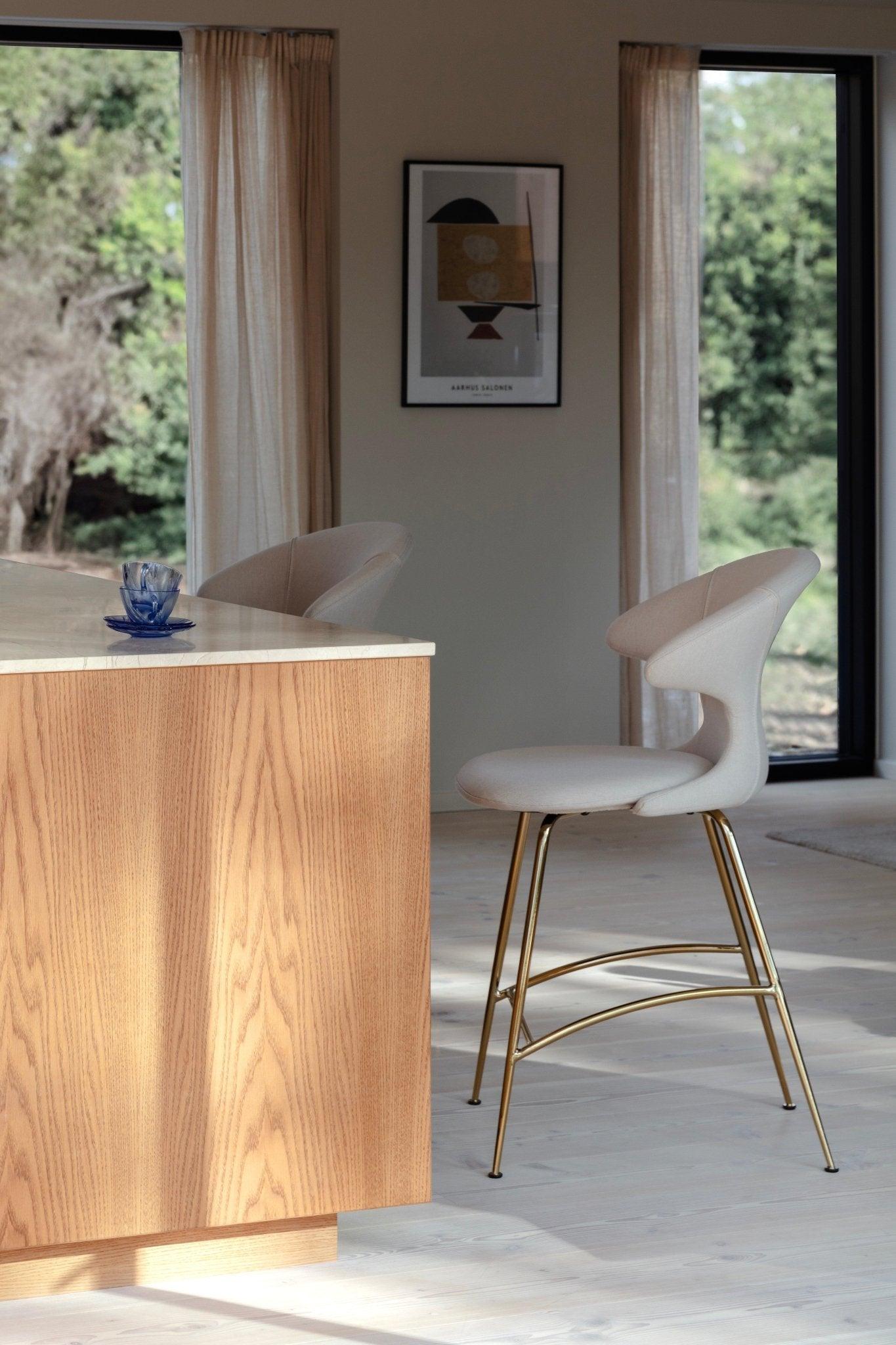 Krzesło barowe TIME FLIES beżowy ze złotą podstawą UMAGE Eye on Design