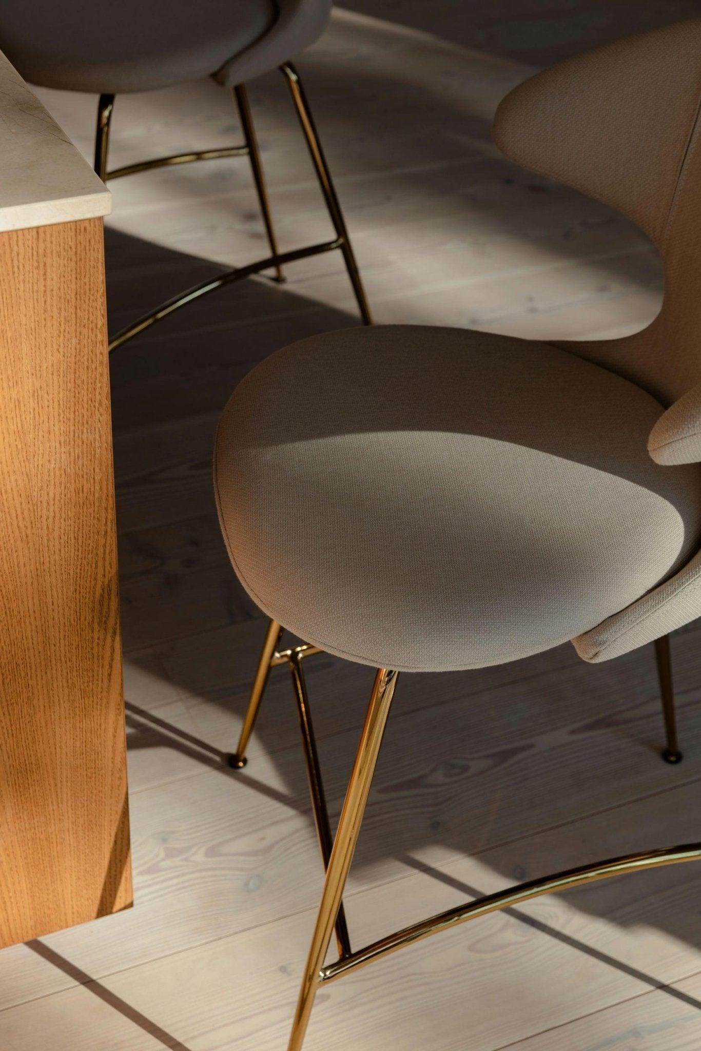 Krzesło barowe TIME FLIES butelkowa zieleń ze złotą podstawą UMAGE Eye on Design