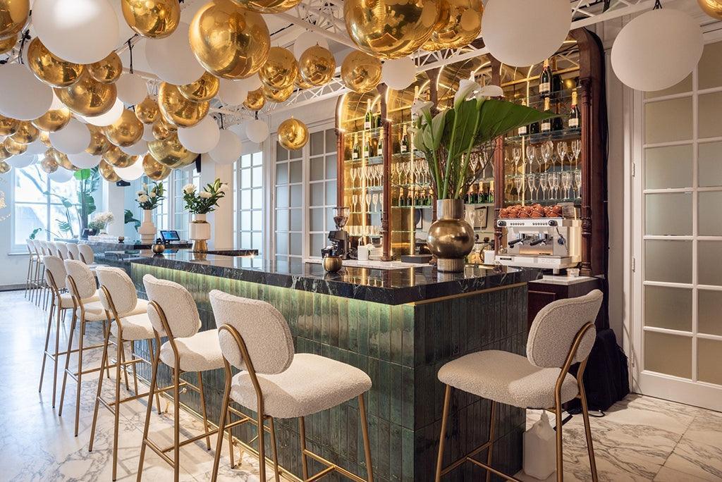 Krzesło barowe XENIA biały bouclé Richmond Interiors Eye on Design