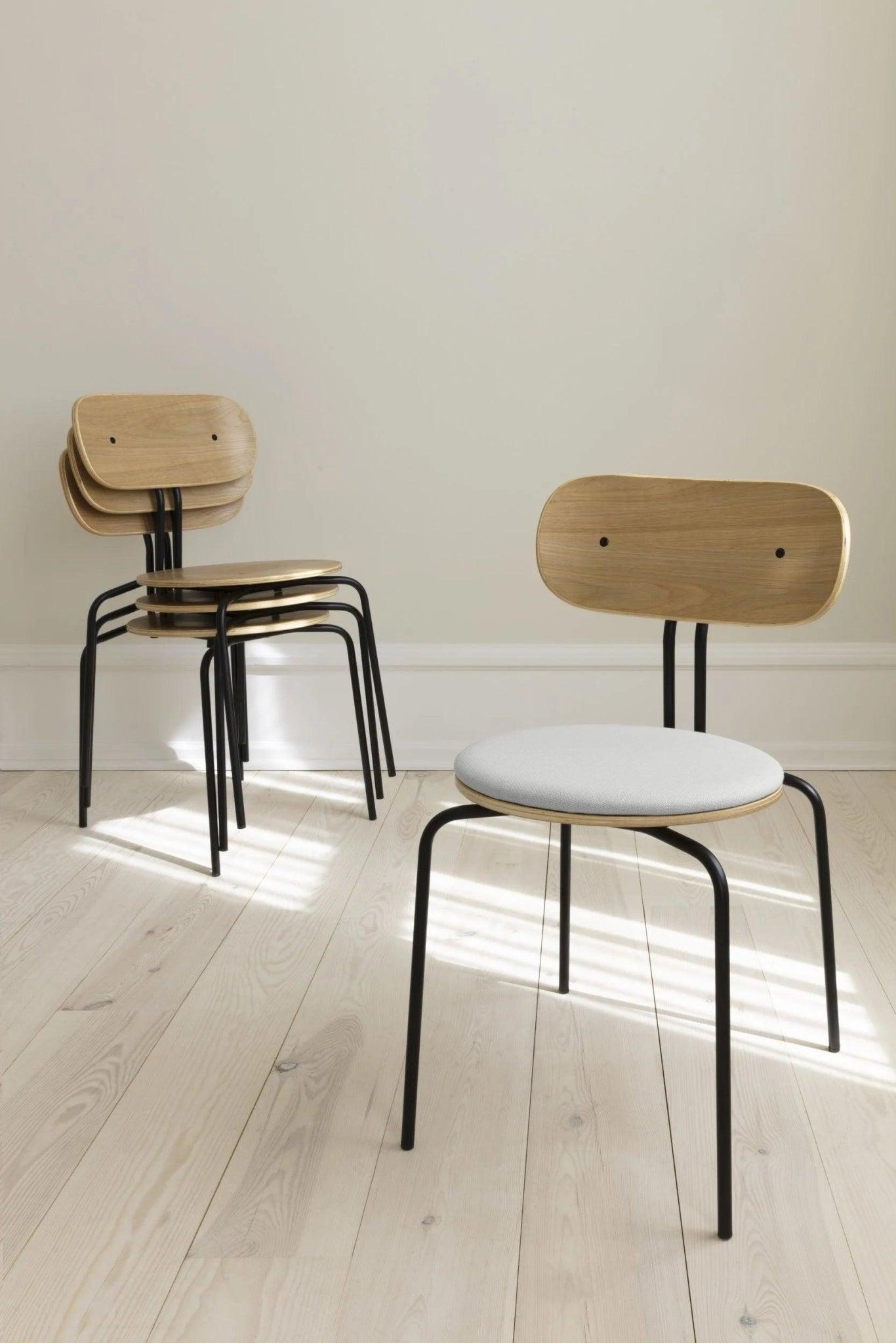 Krzesło CURIOUS brązowy z czarną podstawą UMAGE Eye on Design