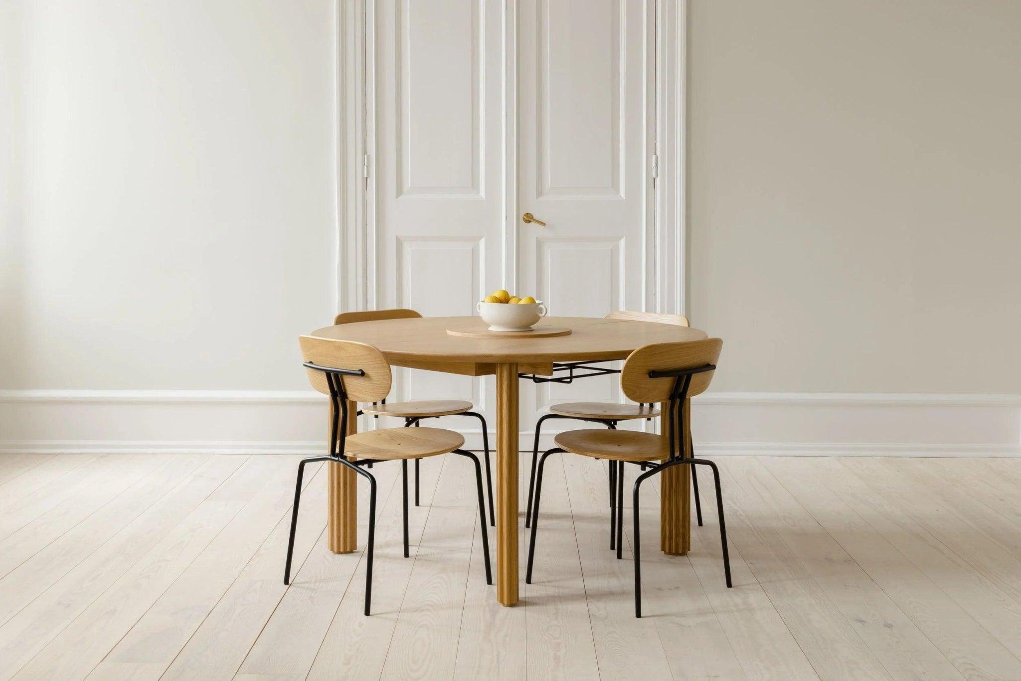 Krzesło CURIOUS kawowy z czarną podstawą UMAGE Eye on Design