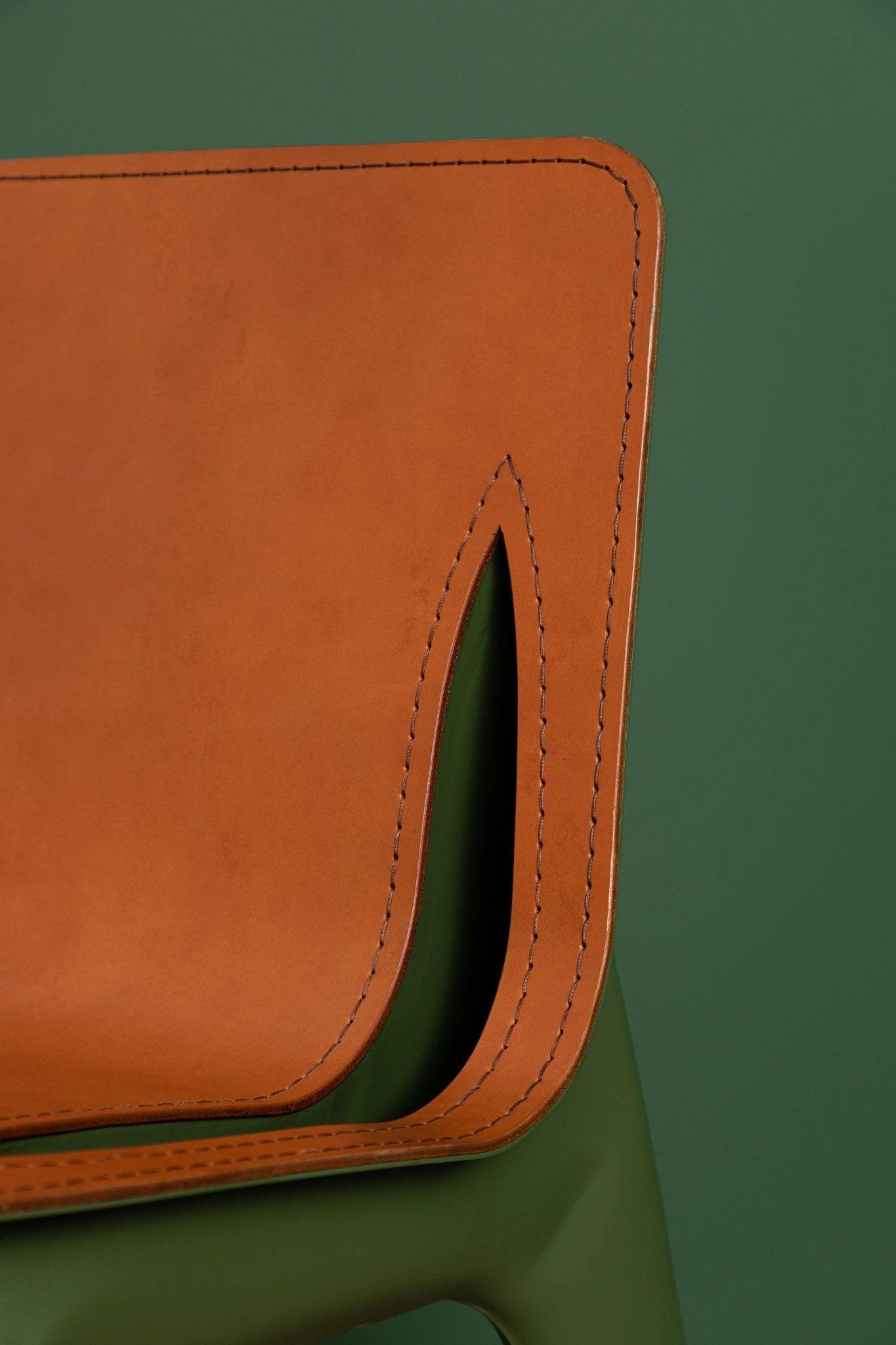 Krzesło J-CHAIR oliwkowy mat z koniakowym wykończeniem Zieta Studio Eye on Design