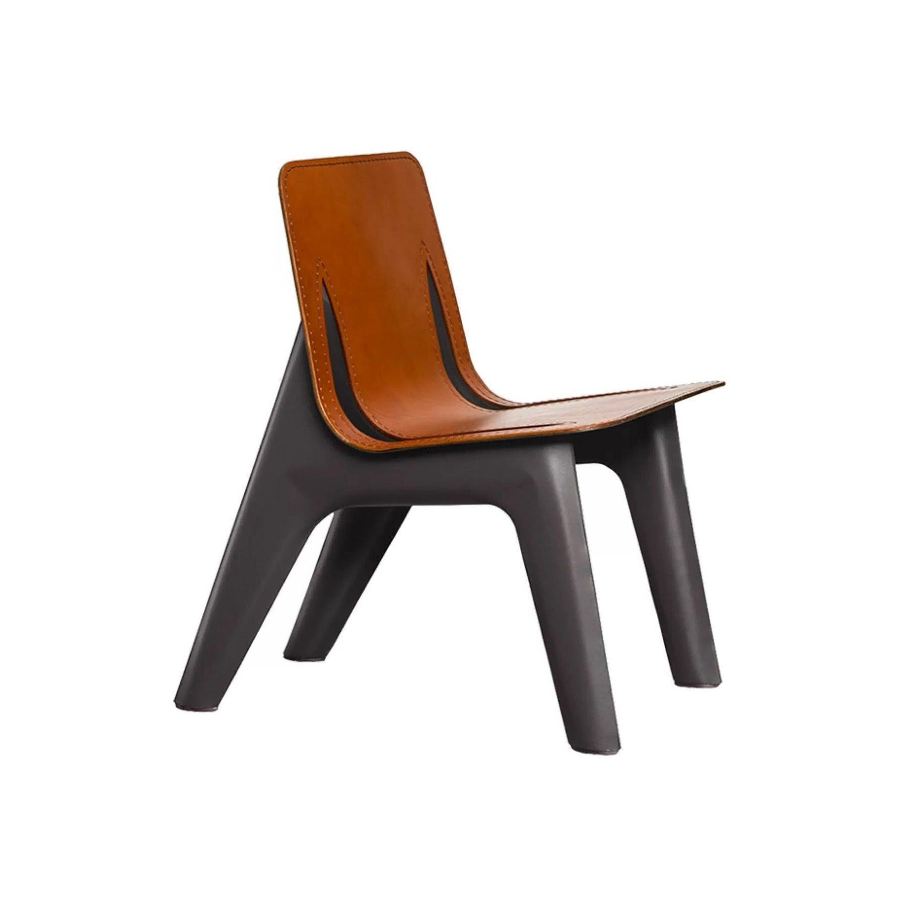 Krzesło J-CHAIR szary mat z koniakowym wykończeniem Zieta Studio Eye on Design