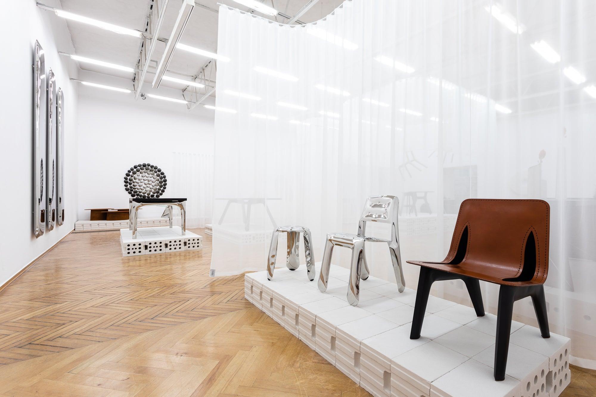 Krzesło J-CHAIR szary mat z koniakowym wykończeniem Zieta Studio Eye on Design