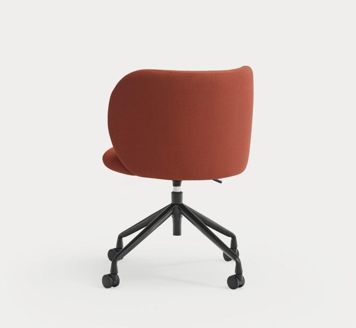 Krzesło na kółkach MOGI ceglana czerwień Teulat Eye on Design