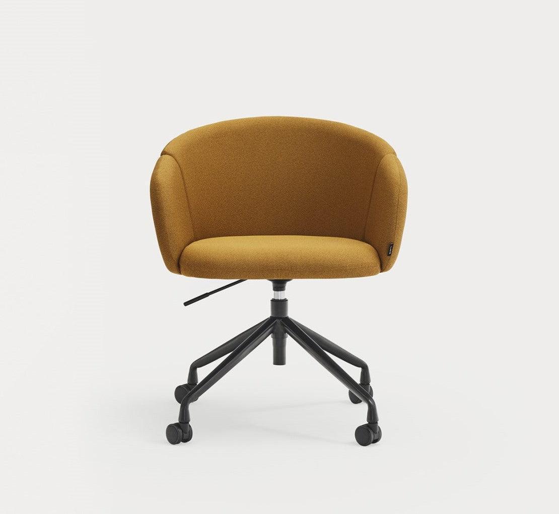 Krzesło na kółkach z podłokietnikami ADD musztardowy Teulat Eye on Design