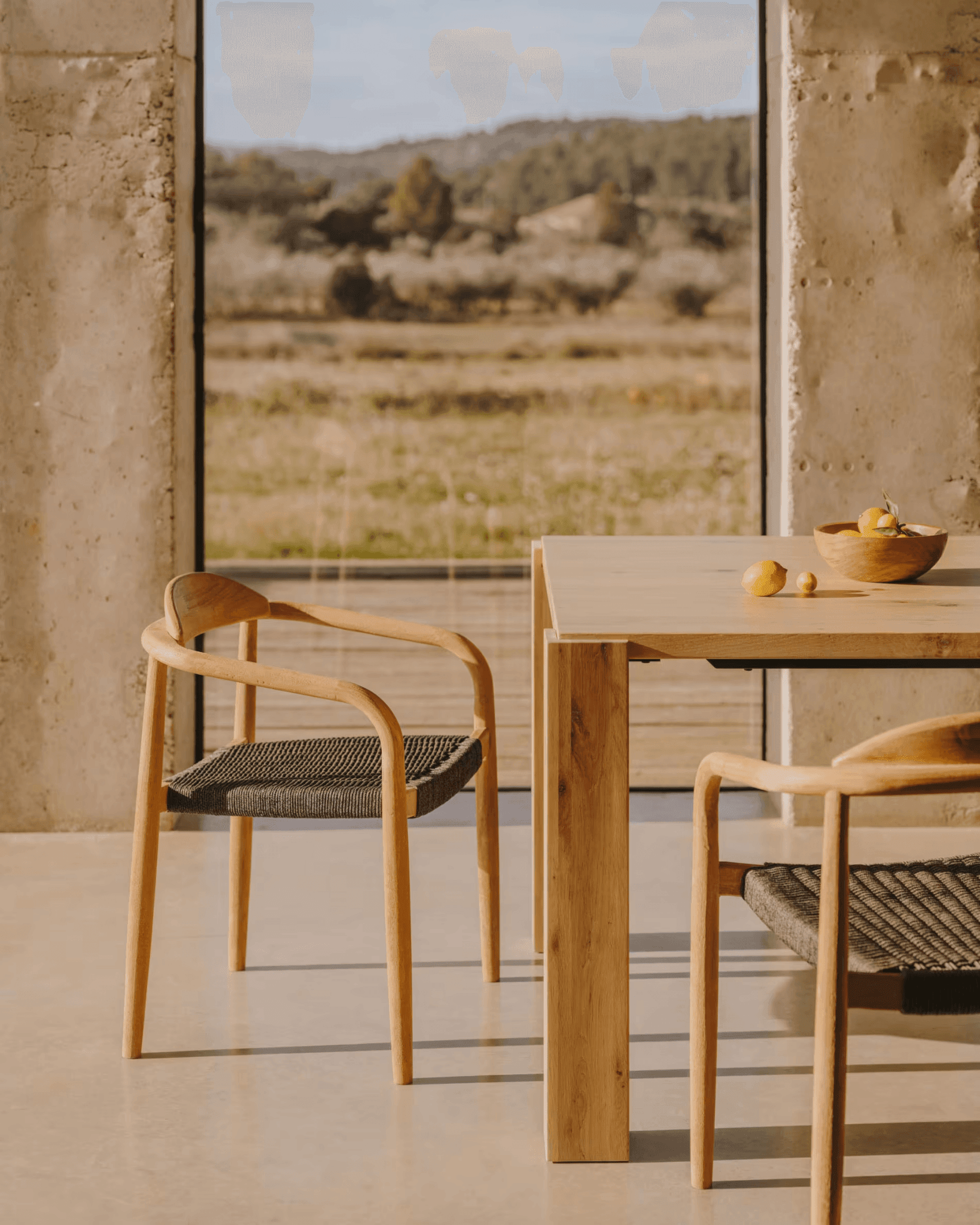 Krzesło NINA lite drewno akacjowe z czarnym siedziskiem La Forma Eye on Design