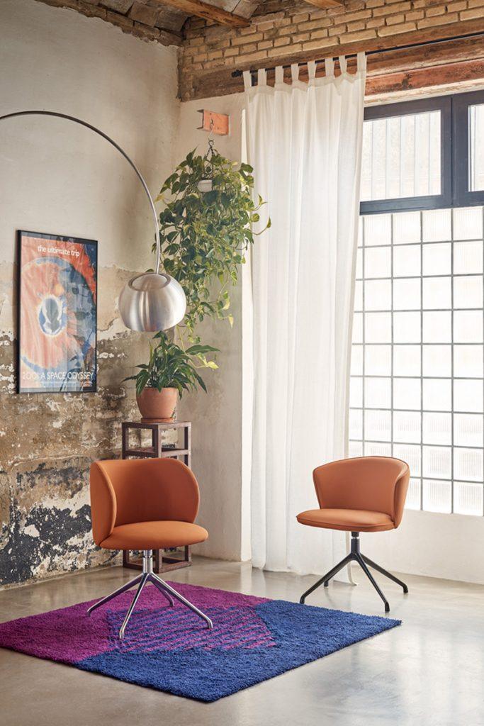 Krzesło obrotowe MOGI beżowa ekoskóra z chromowaną podstawą Teulat Eye on Design