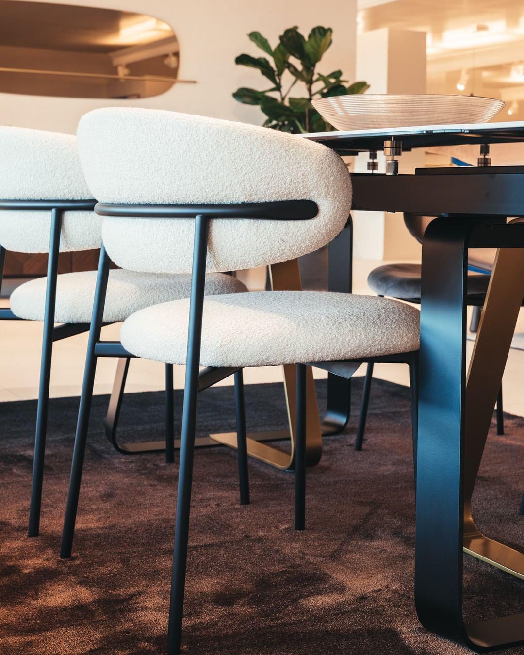 Krzesło OLEANDRO boucle jasnobrązowy z metalową podstawą Calligaris Eye on Design