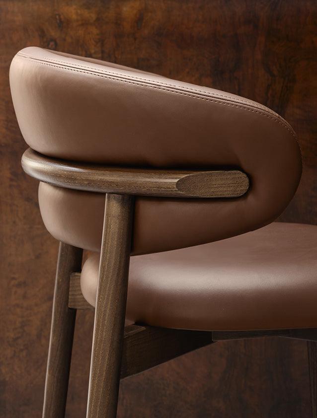 Krzesło OLEANDRO brązowa ekoskóra z drewnianą podstawą Calligaris Eye on Design