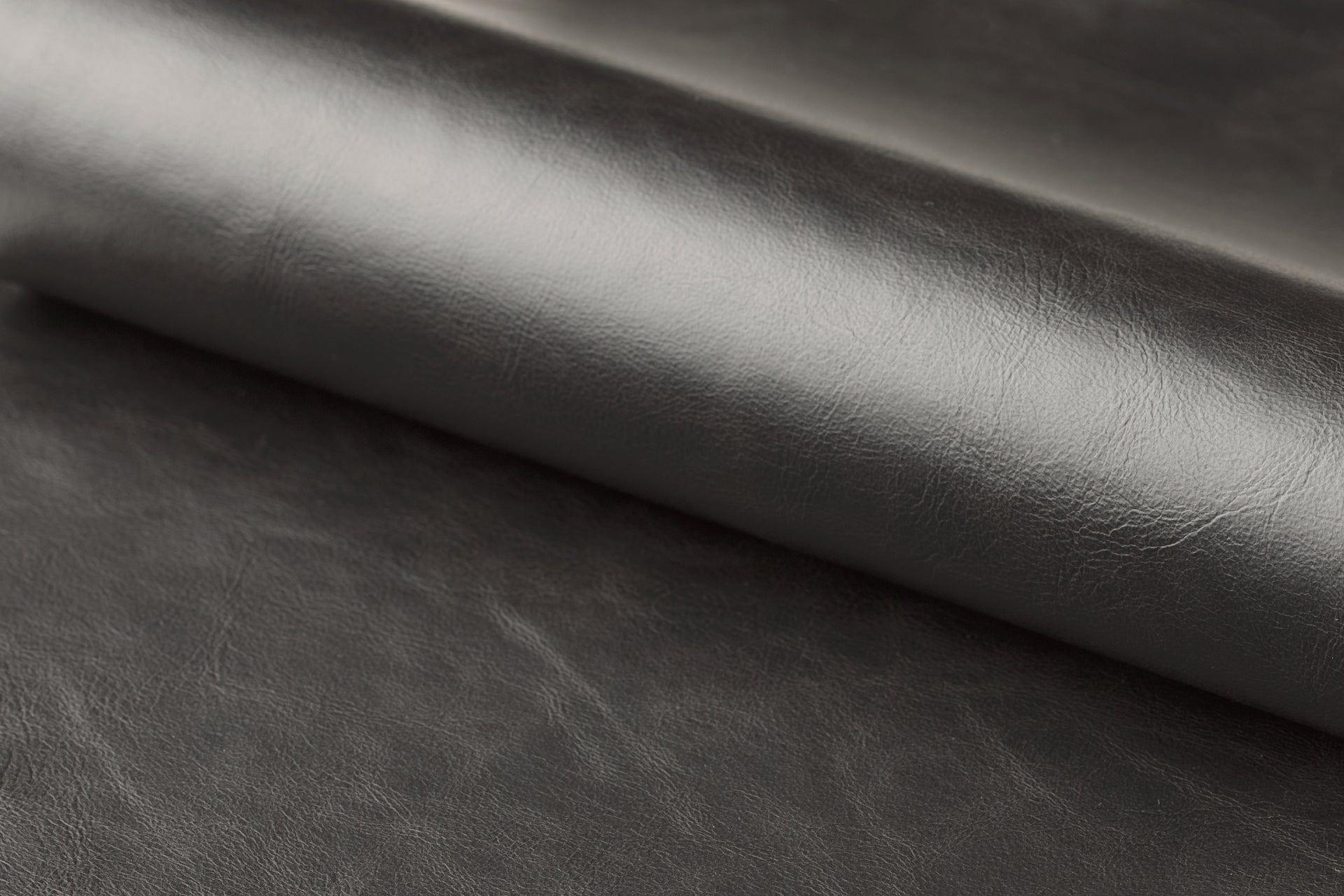 Krzesło skórzane BATILDA czarny z jasną podstawą – Actona