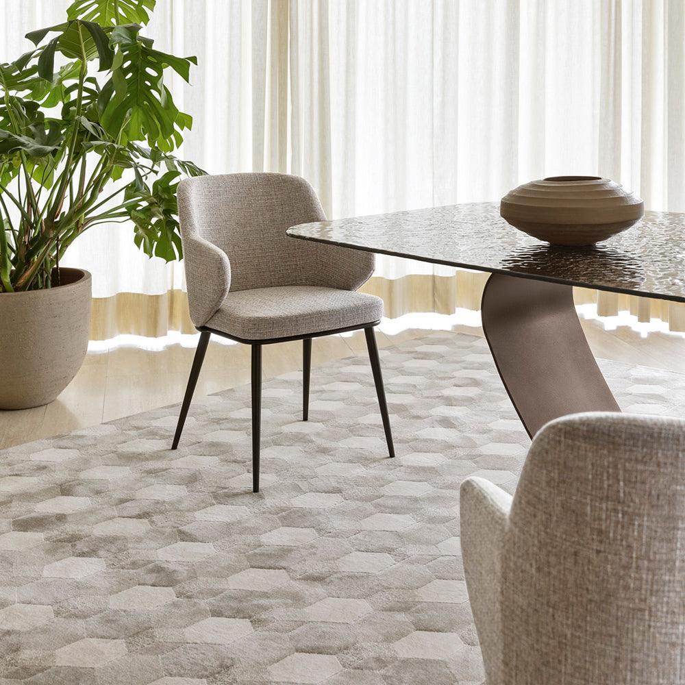 Krzesło skórzane z podłokietnikami FOYER jasnobrązowy z metalową podstawą Calligaris Eye on Design