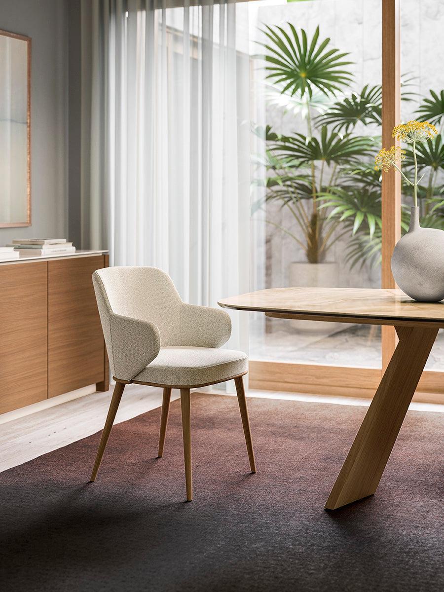 Krzesło skórzane z podłokietnikami FOYER kremowy z drewnianą podstawą Calligaris Eye on Design
